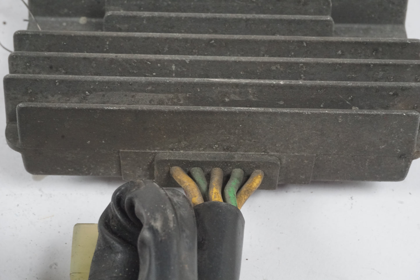 Baksidan på Likriktare från en Honda VTX 1800 -2002 motorcykel.