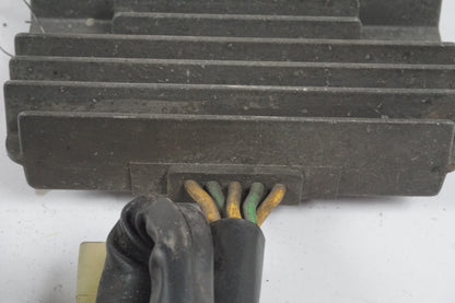 Baksidan på Likriktare från en Honda VTX 1800 -2002 motorcykel.