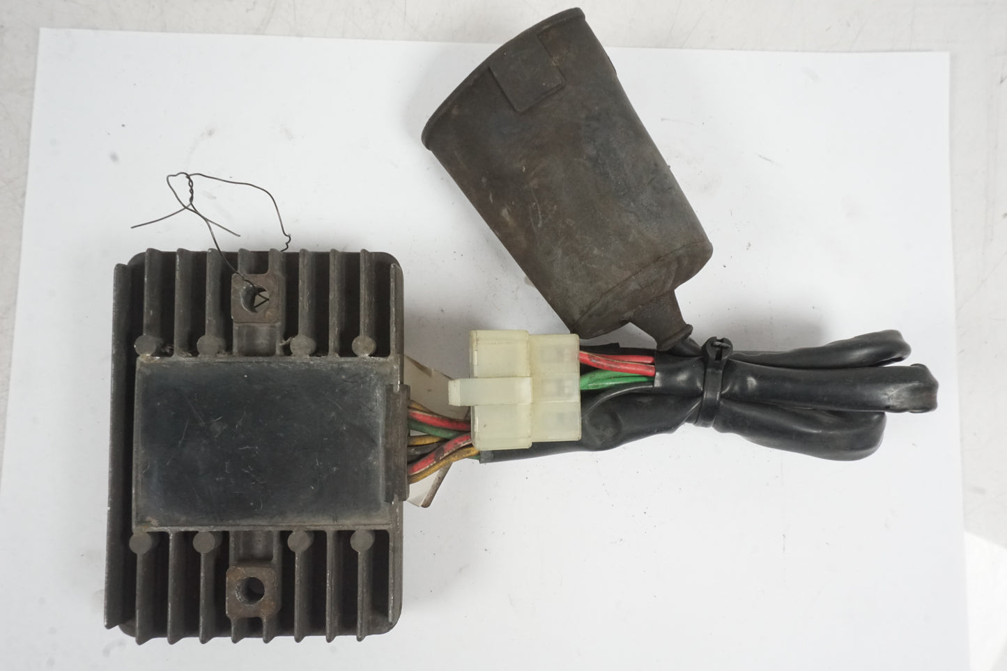 Vänster sida på Likriktare från en Honda VTX 1800 -2002 motorcykel.