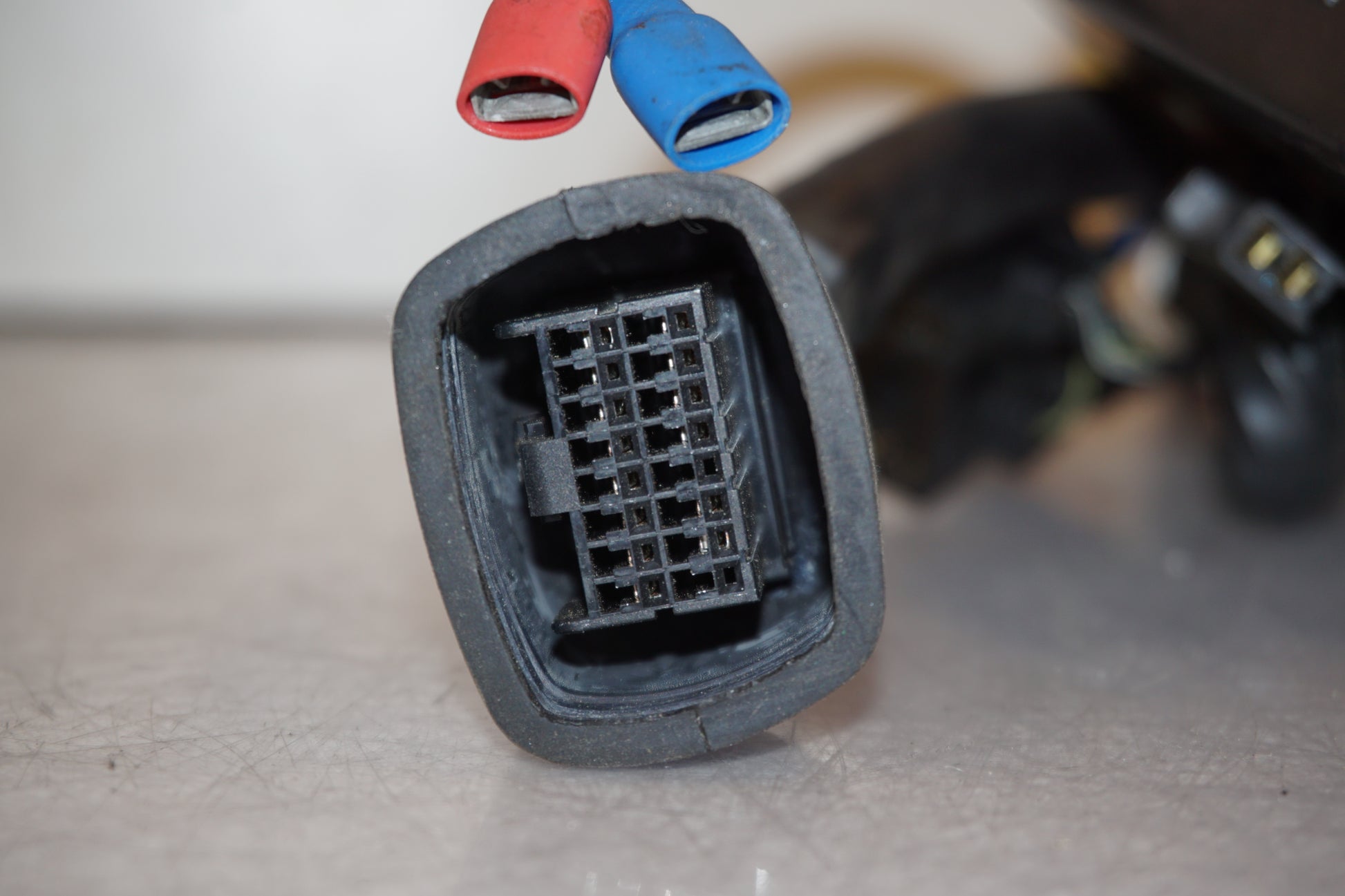 Snett nerifrån på Kablage från en Suzuki GSX-R 600 -1997 motorcykel.