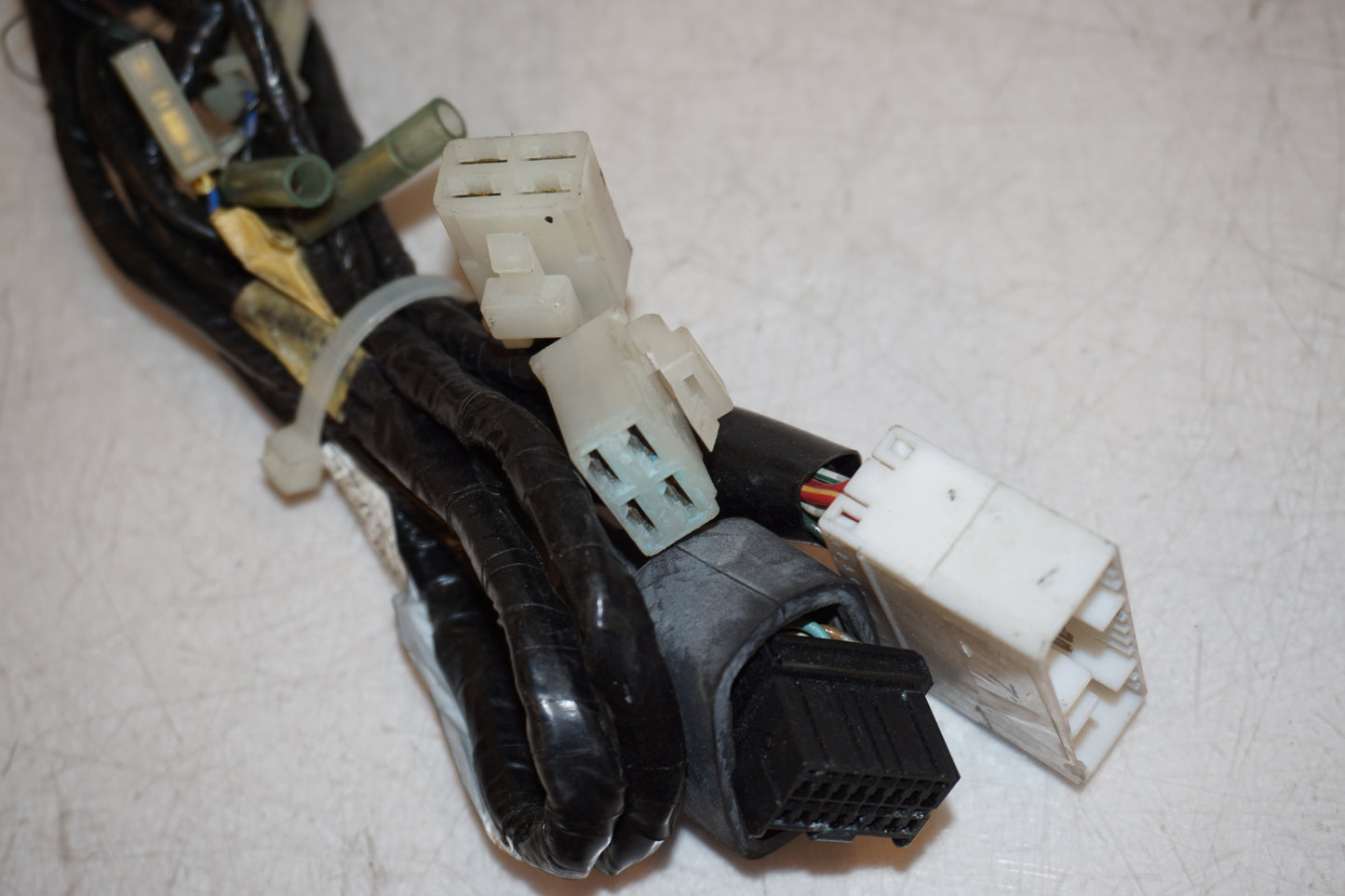 Snett uppifrån på Kablage från en Yamaha YZF R6 -2000 motorcykel.