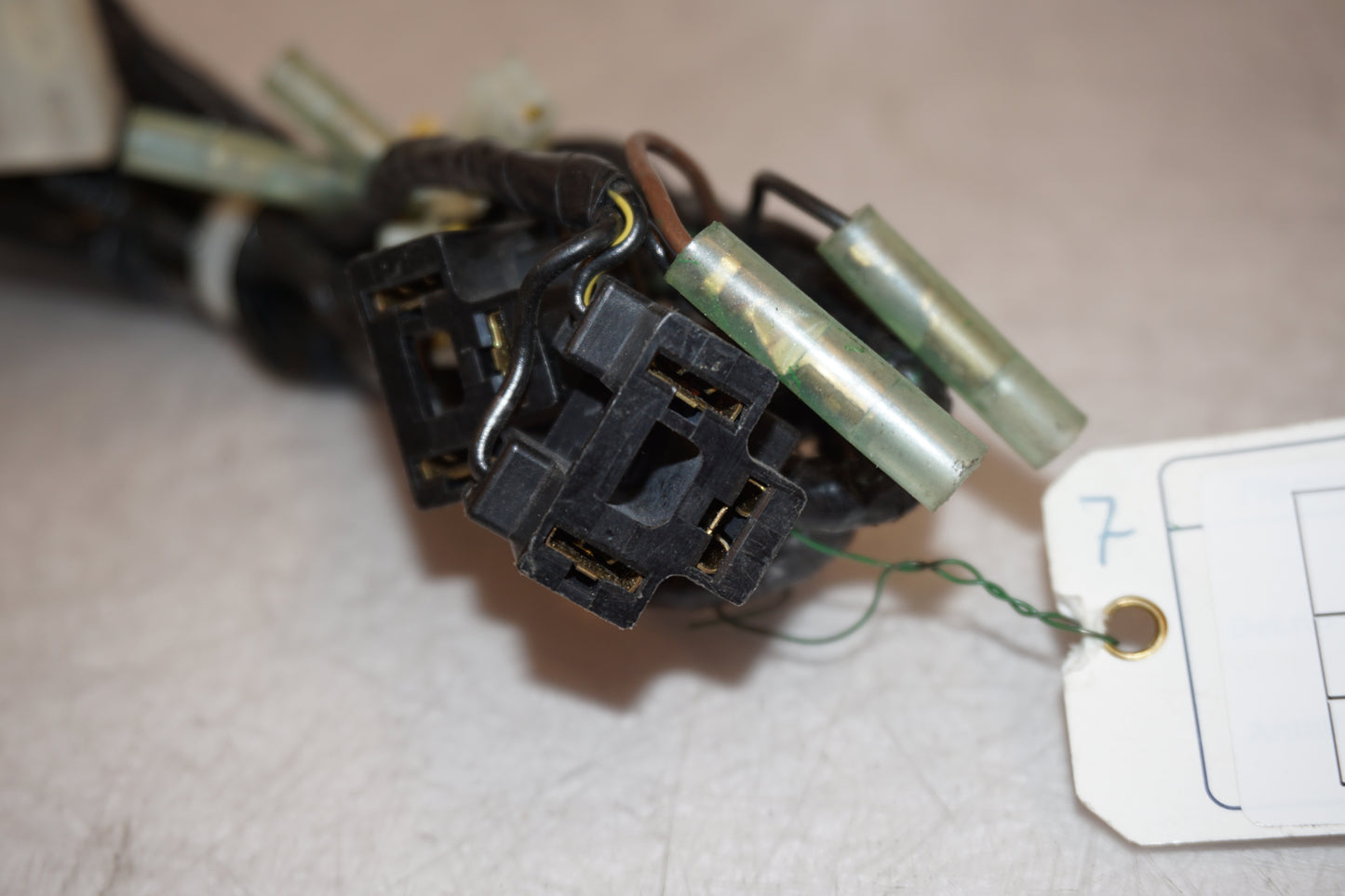 Snett nerifrån på Kablage från en Yamaha YZF R6 -2000 motorcykel.