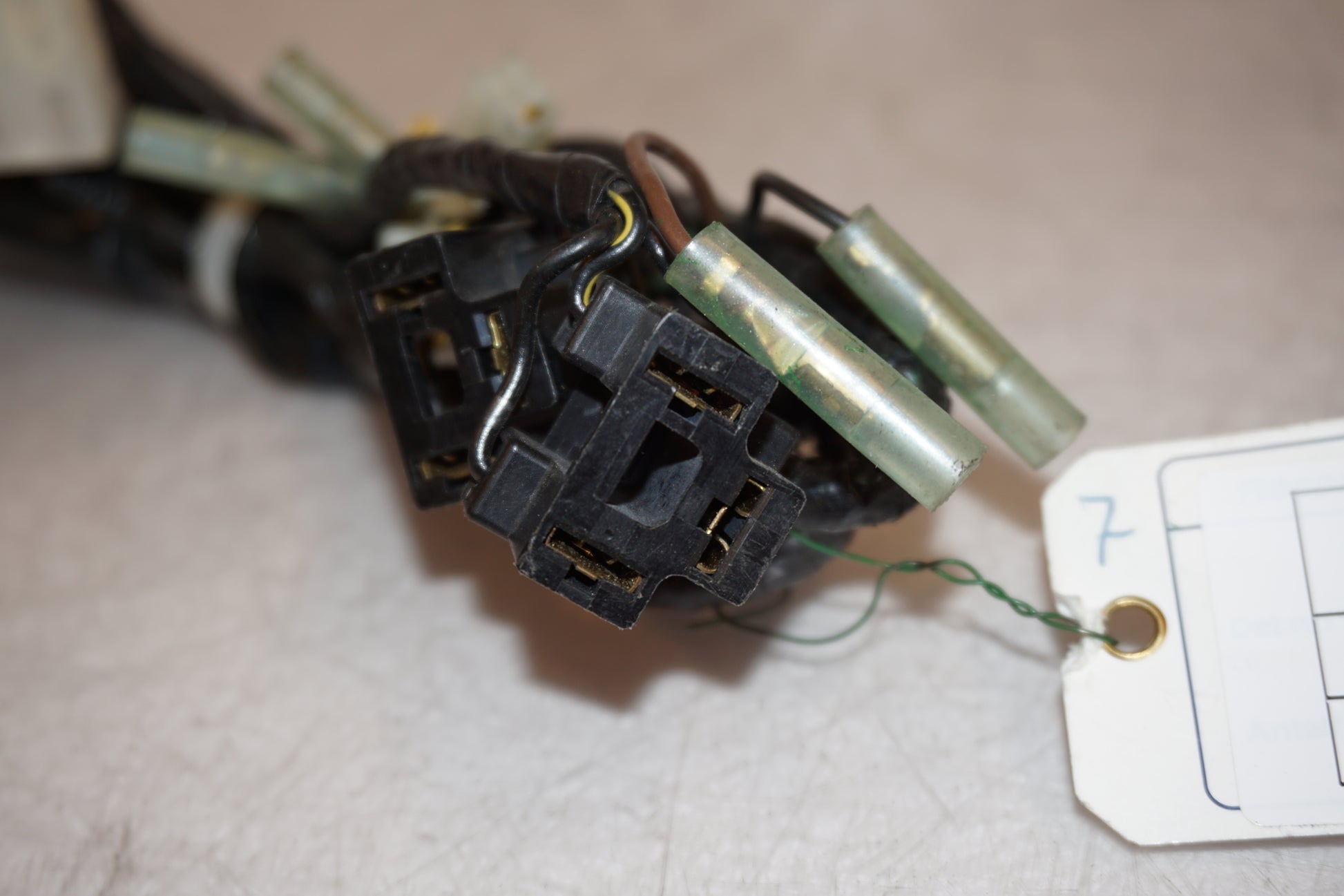 Snett nerifrån på Kablage från en Yamaha YZF R6 -2000 motorcykel.