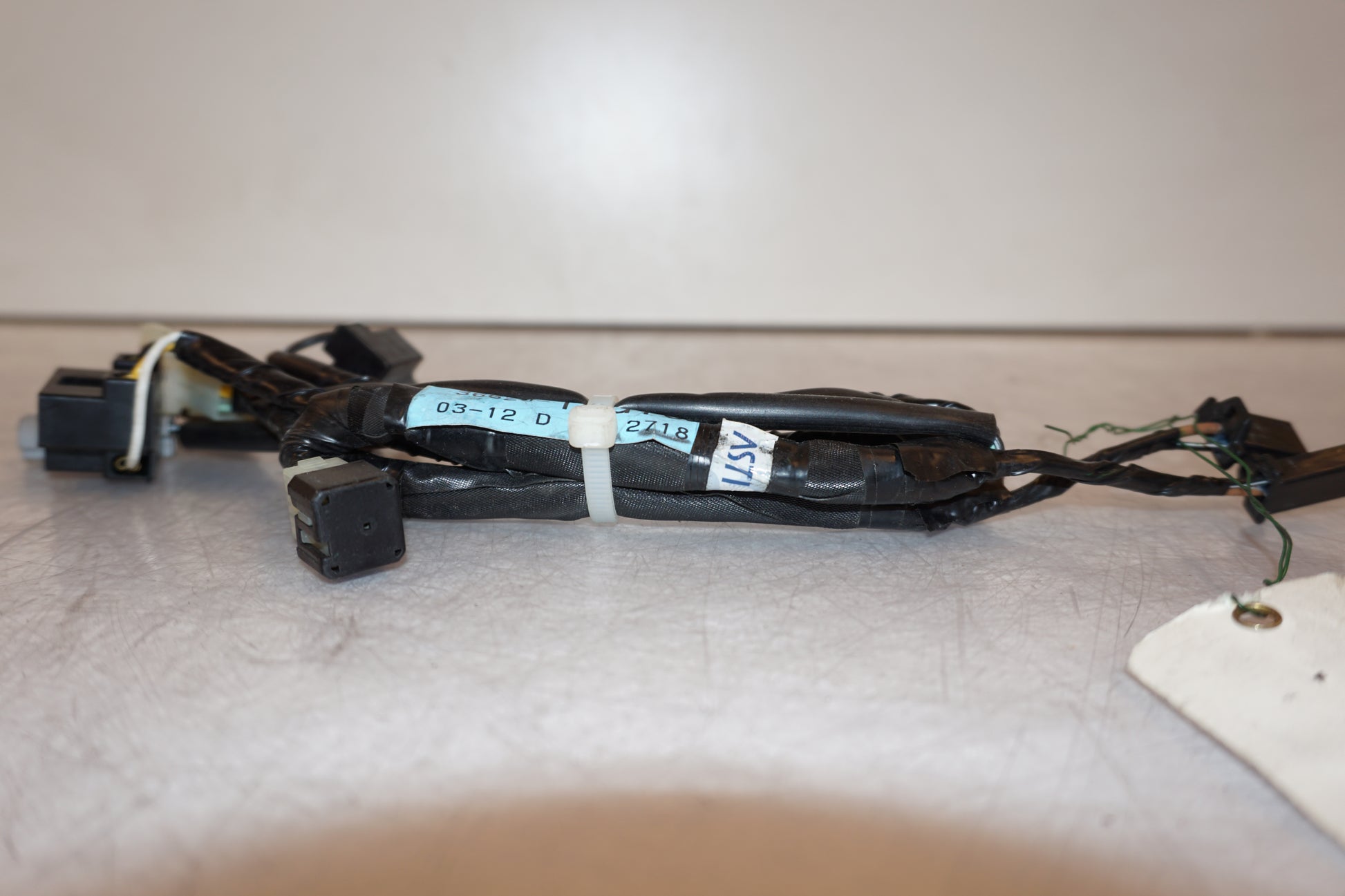 Snett uppifrån på Kablage från en Suzuki SV 650 -2004 motorcykel.