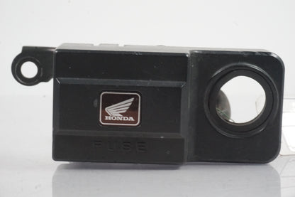 Baksidan på Säkringsbox från en Honda XL 600 V -1994 motorcykel.