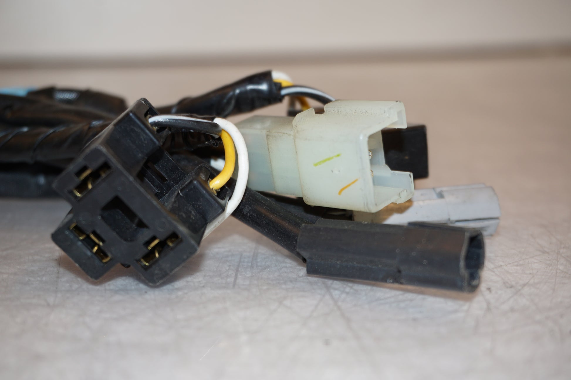 Snett nerifrån på Kablage från en Suzuki SV 650 -2004 motorcykel.