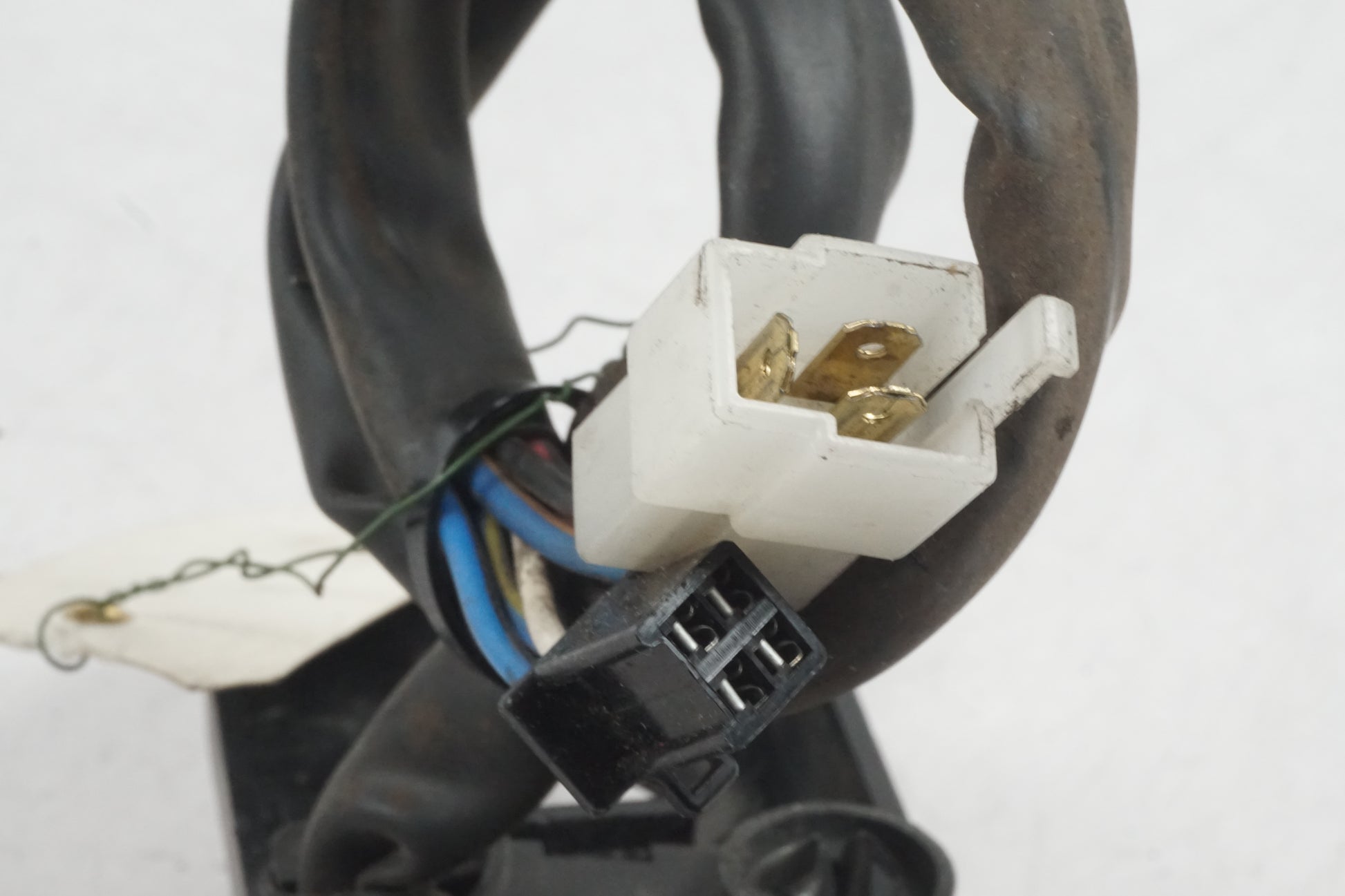 Snett nerifrån på Säkringsbox från en Honda XL 600 V -1994 motorcykel.