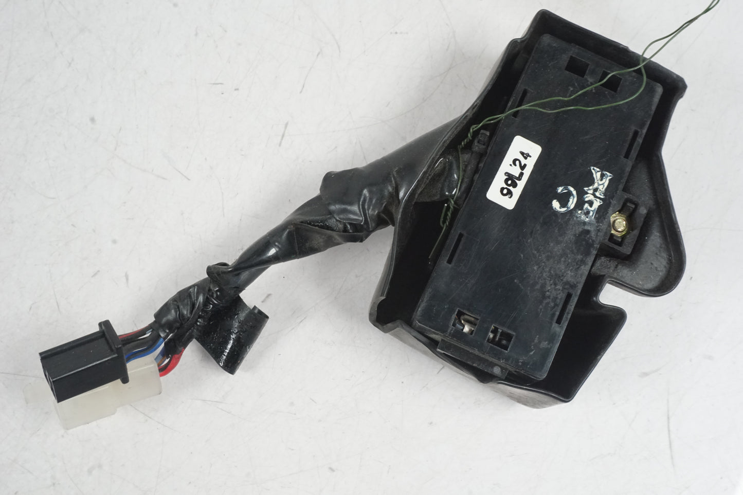 Baksidan på Säkringsbox från en Honda VT 600 C -1999 motorcykel.