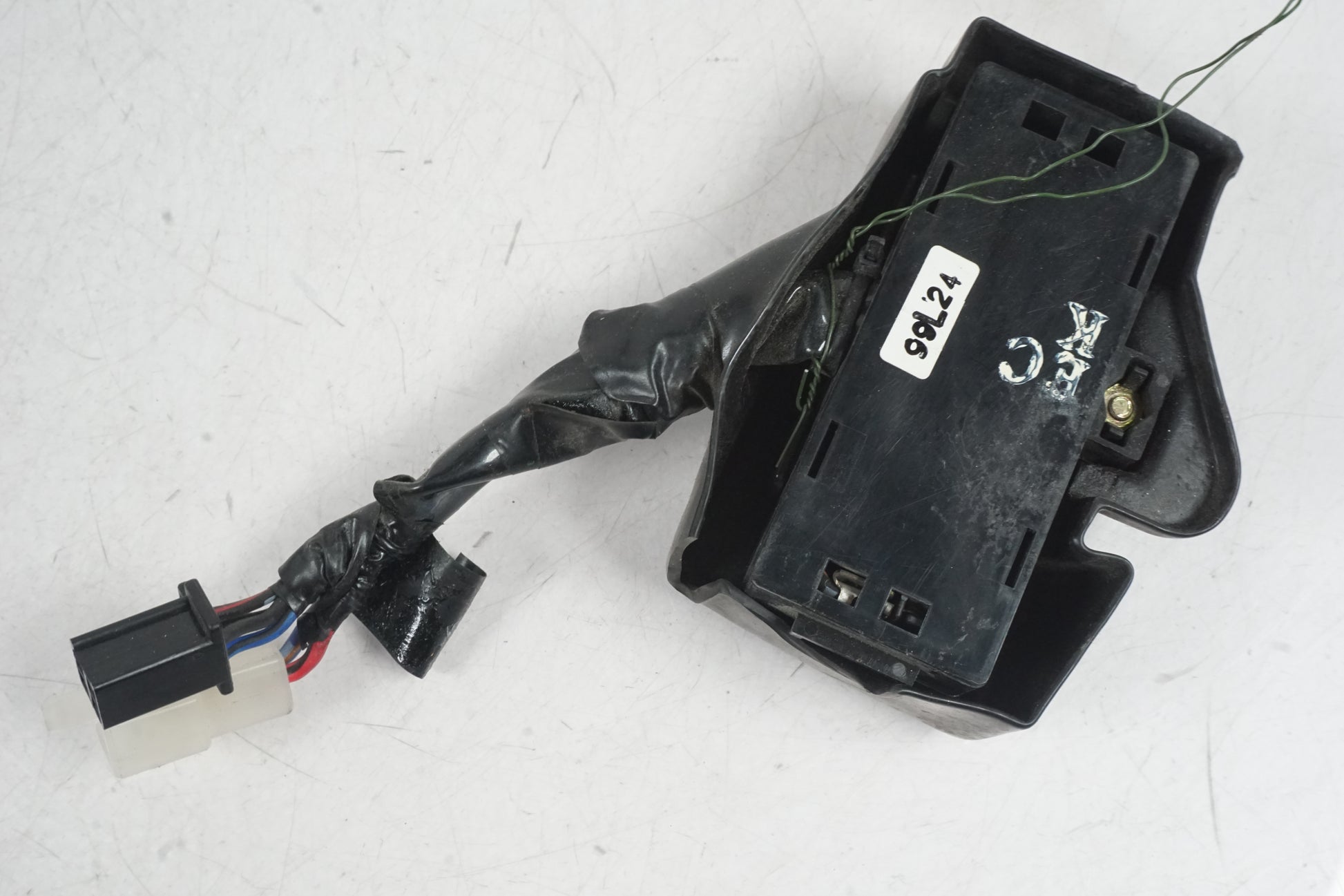 Baksidan på Säkringsbox från en Honda VT 600 C -1999 motorcykel.