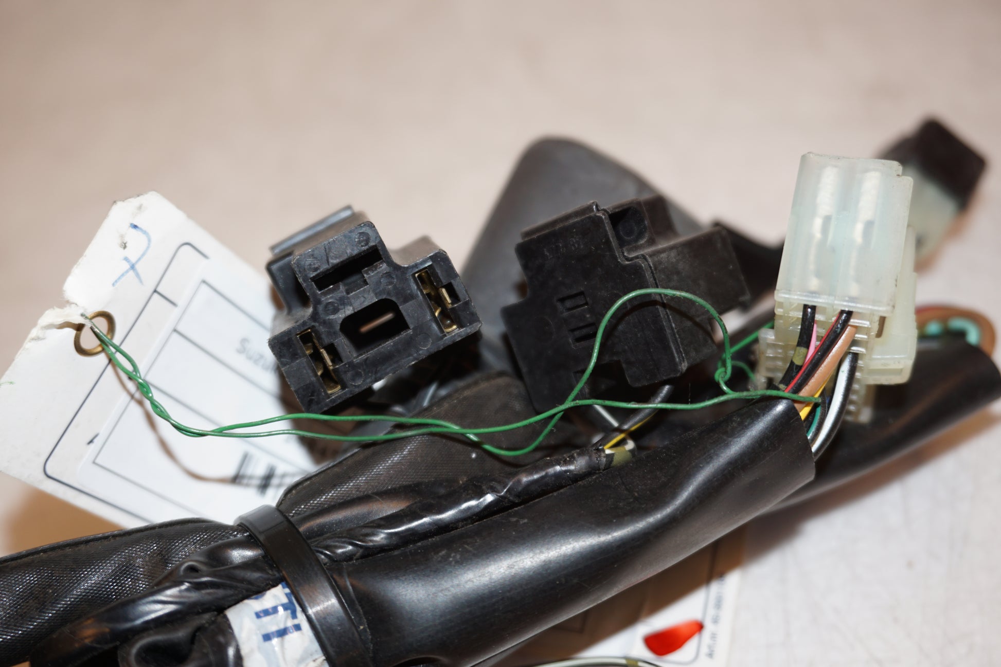 Snett nerifrån på Kablage från en Suzuki GSX-R 1000 -2003 motorcykel.