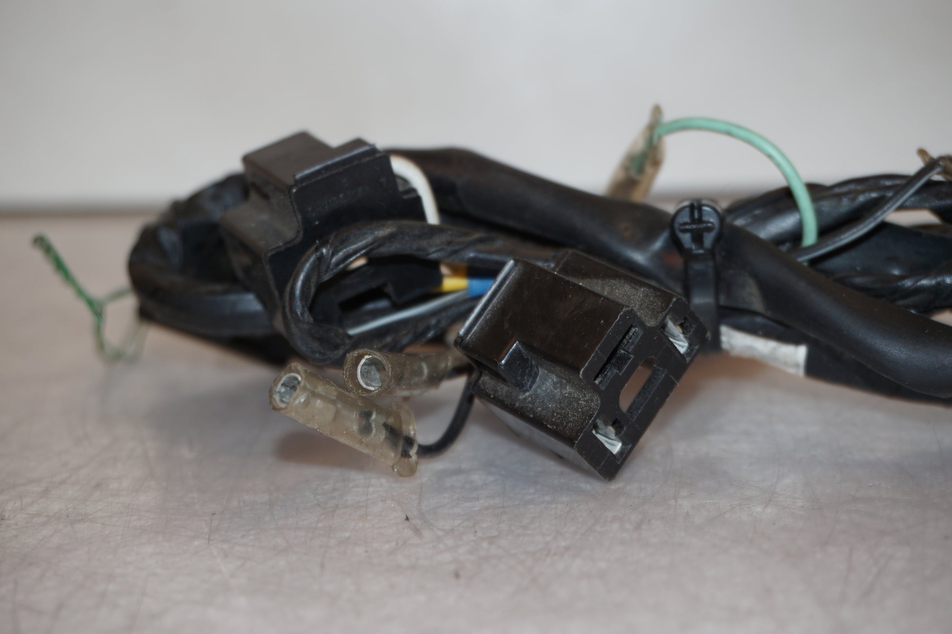 Snett uppifrån på Kablage från en Suzuki GSX-R 1100 -1993 motorcykel.