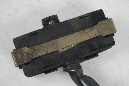 Snett nerifrån på Säkringsbox från en Honda VFR 750 -1988 motorcykel.