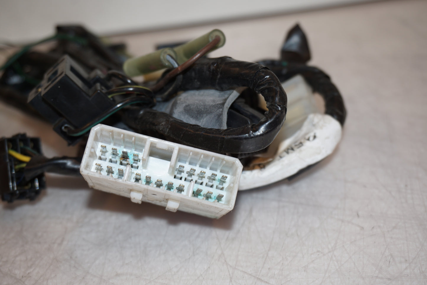 Snett nerifrån på Kablage från en Yamaha YZF R6 -2001 motorcykel.