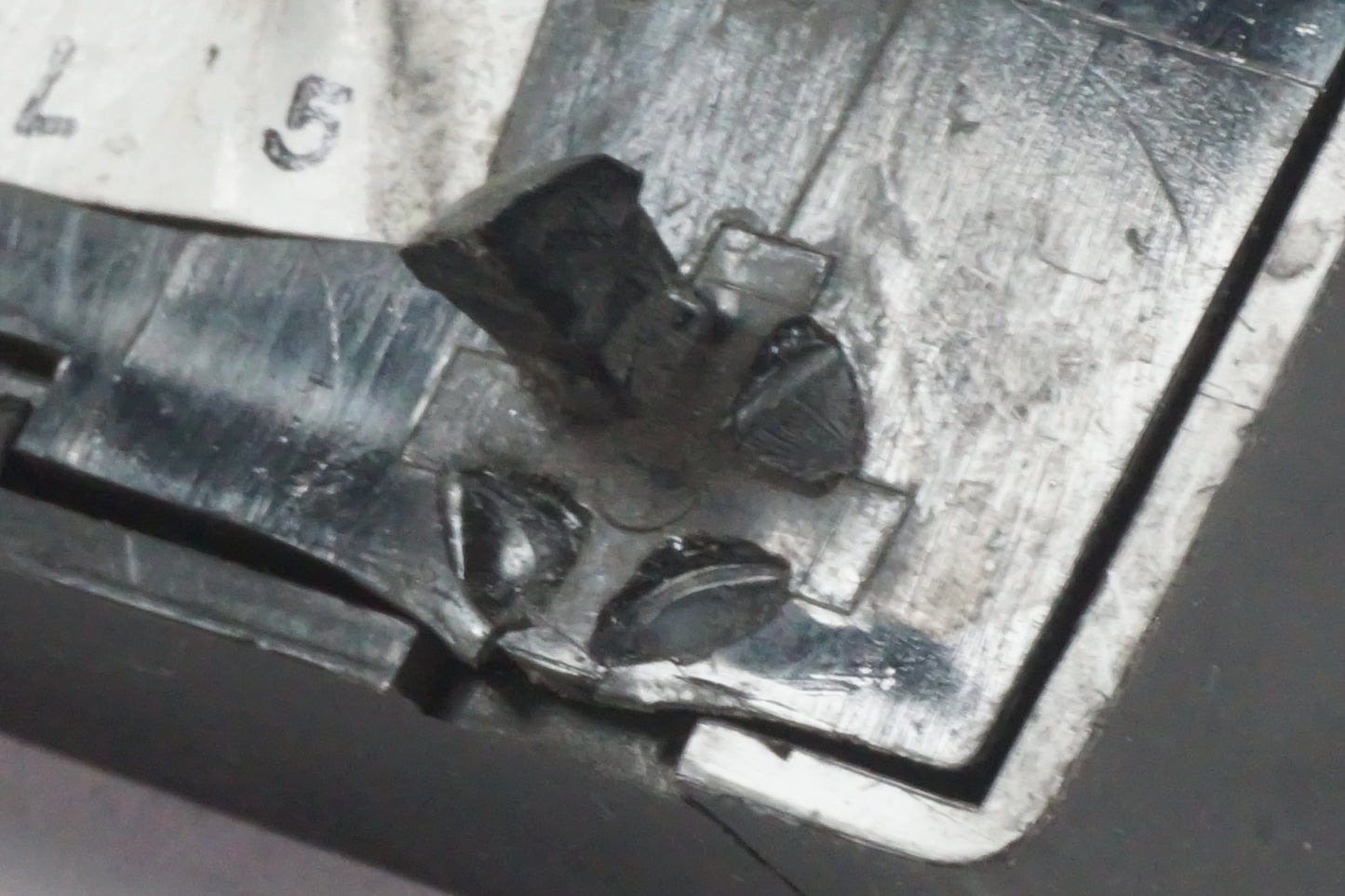 Snett nerifrån på Säkringsbox från en Honda XL 600 V -1995 motorcykel.