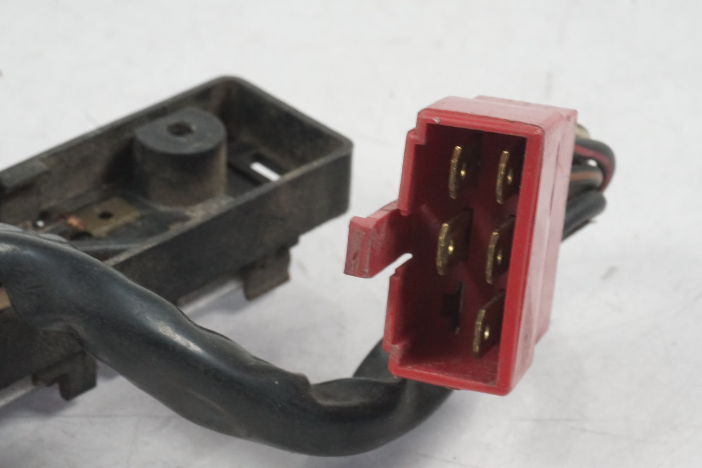 Vänster sida på Säkringsbox från en Honda VF 750 S -1982 motorcykel.