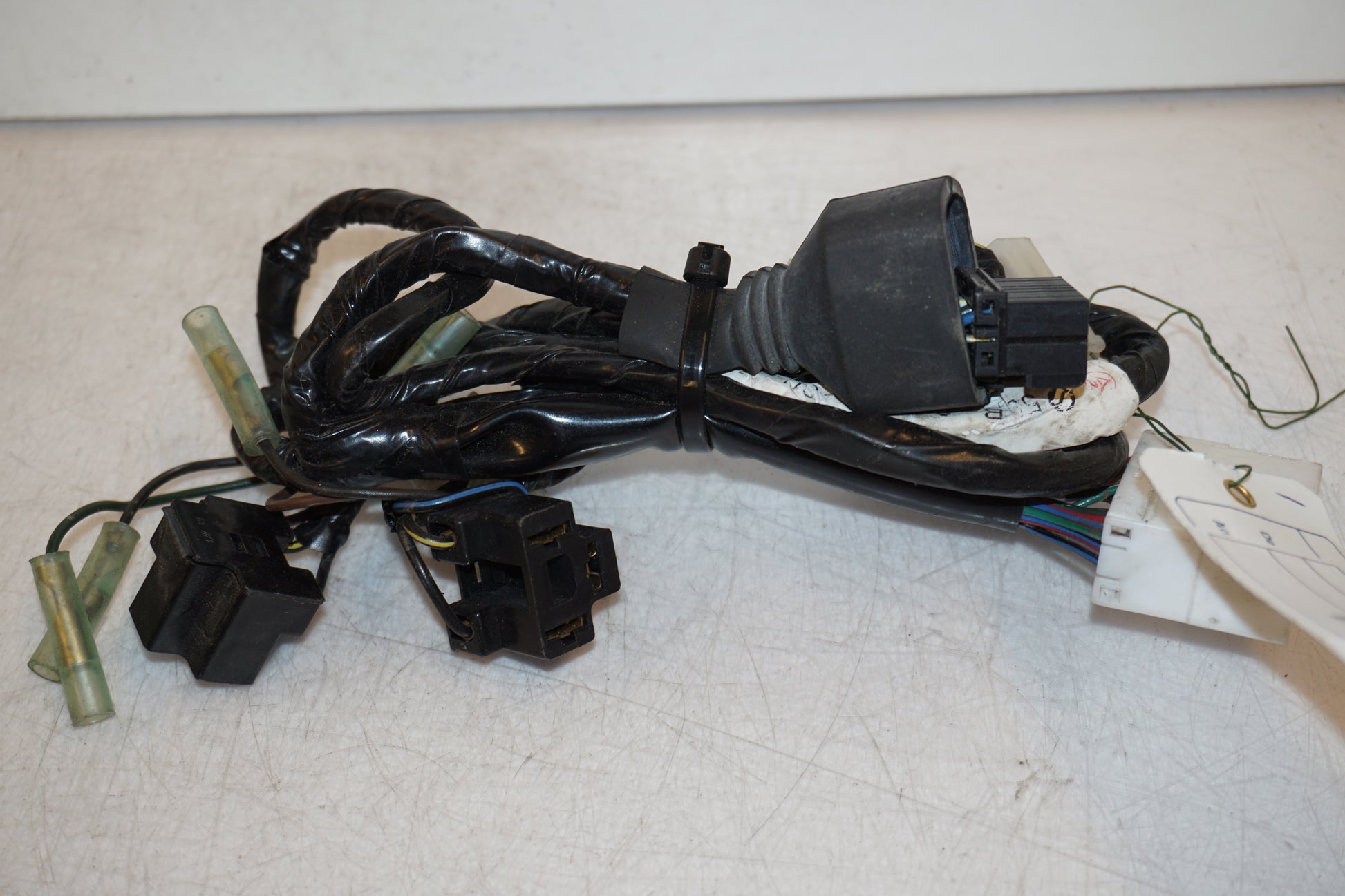Baksidan på Kablage från en Yamaha YZF R6 -2000 motorcykel.