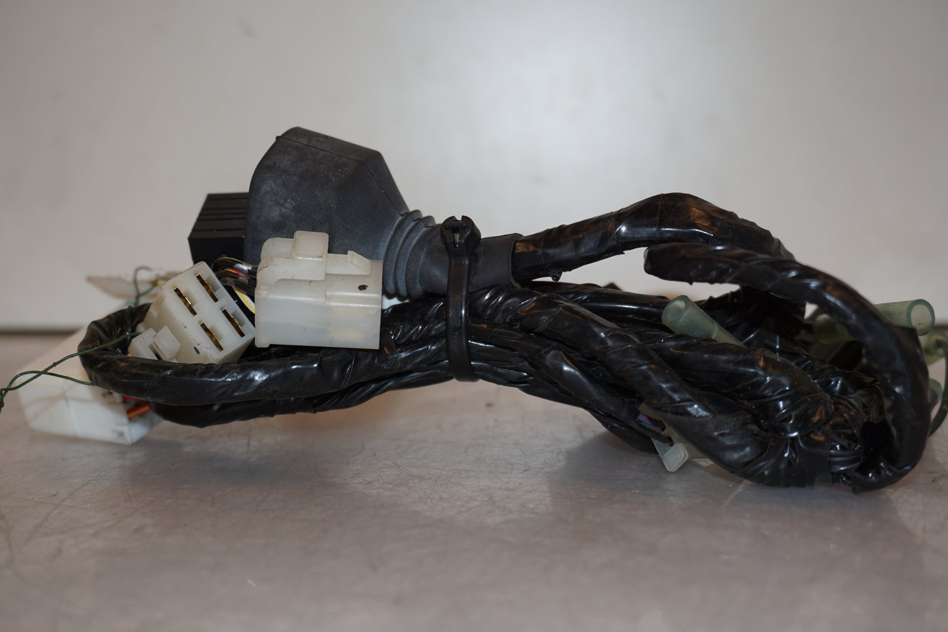 Vänster sida på Kablage från en Yamaha YZF R6 -2000 motorcykel.