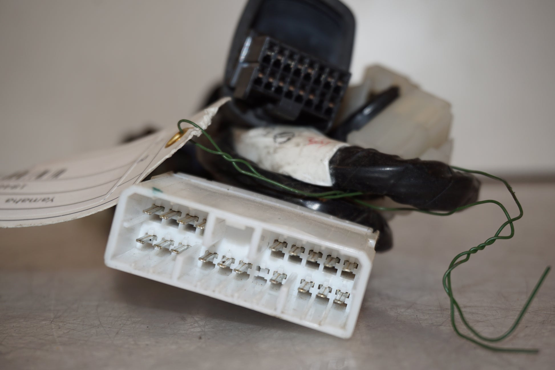 Snett uppifrån på Kablage från en Yamaha YZF R6 -2000 motorcykel.