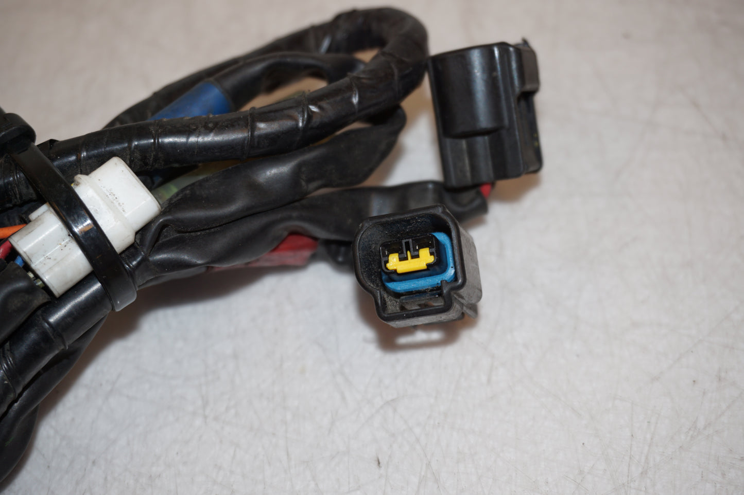 Snett uppifrån på Kablage från en Yamaha FZ1-SA -2008 motorcykel.