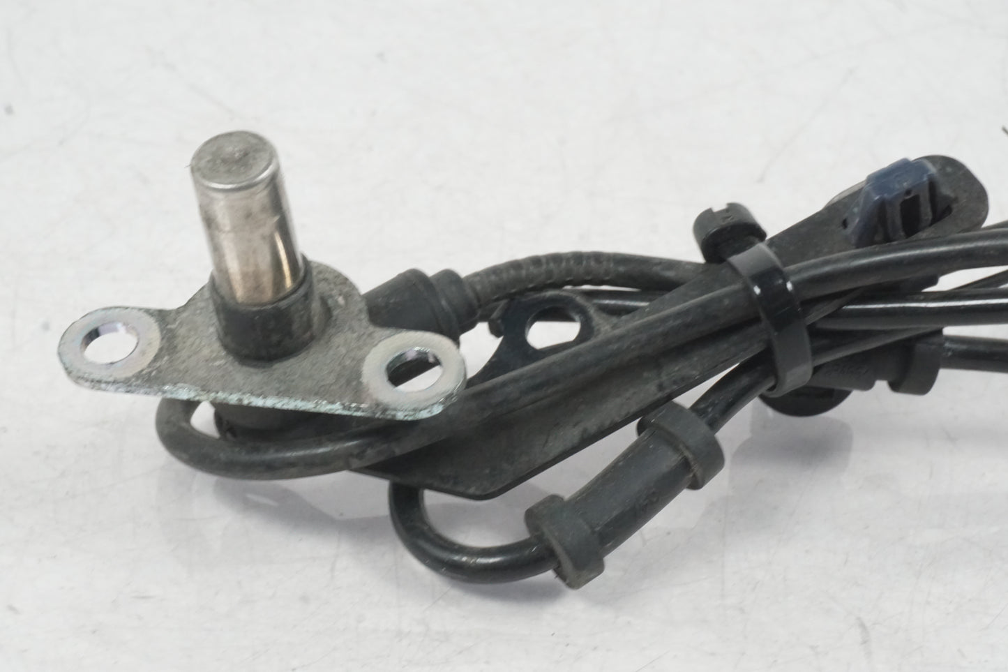 Baksidan på ABS givare från en Honda CTX 1300 -2014 motorcykel.