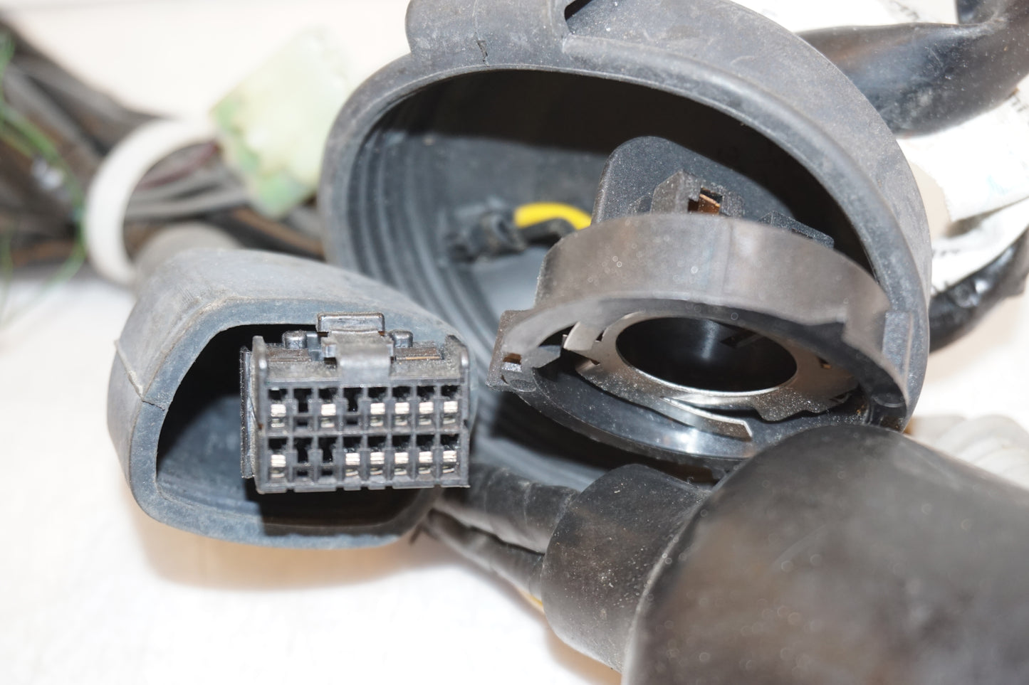 Snett uppifrån på Kablage från en Yamaha YZF-R 125 -2008 motorcykel.