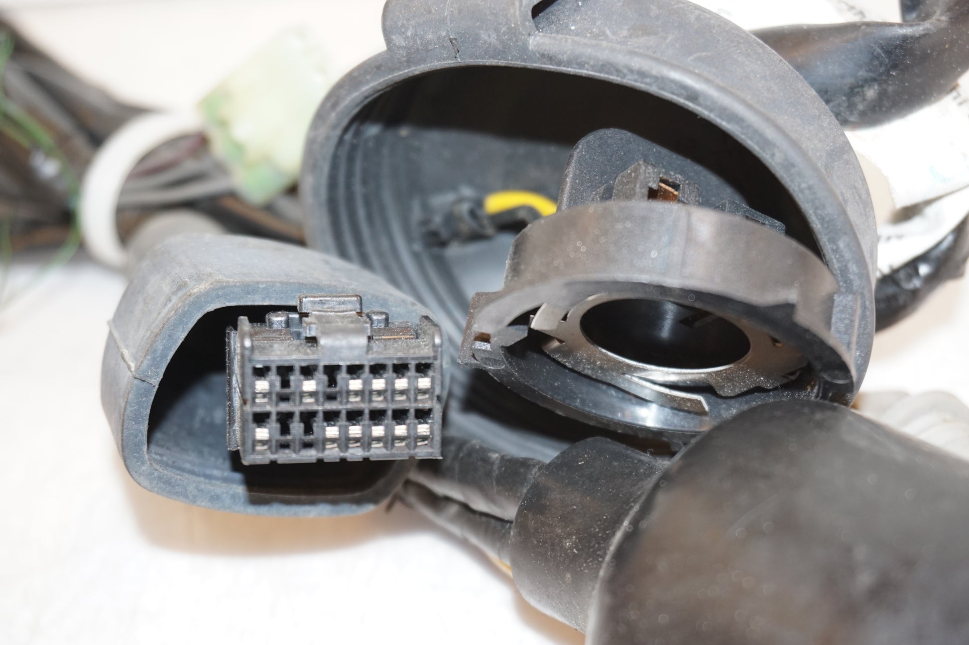 Snett uppifrån på Kablage från en Yamaha YZF-R 125 -2008 motorcykel.