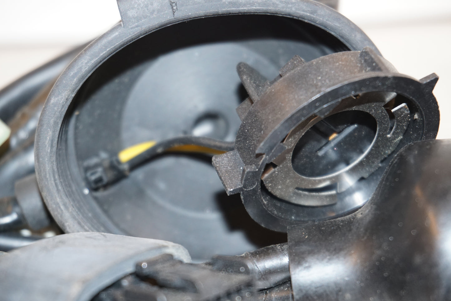 Snett nerifrån på Kablage från en Yamaha YZF-R 125 -2008 motorcykel.