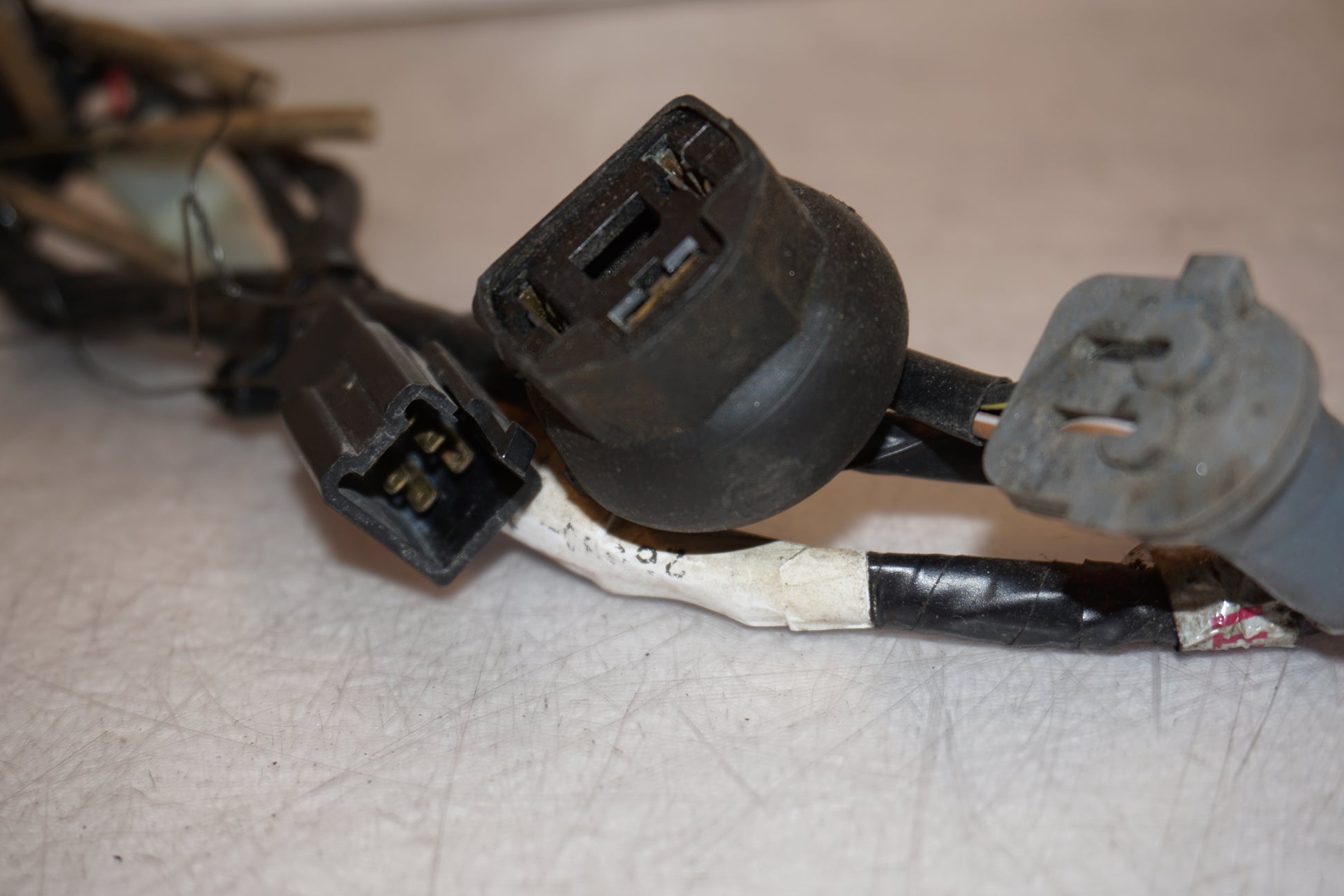 Snett uppifrån på Kablage från en Kawasaki ZX-6R -1998 motorcykel.