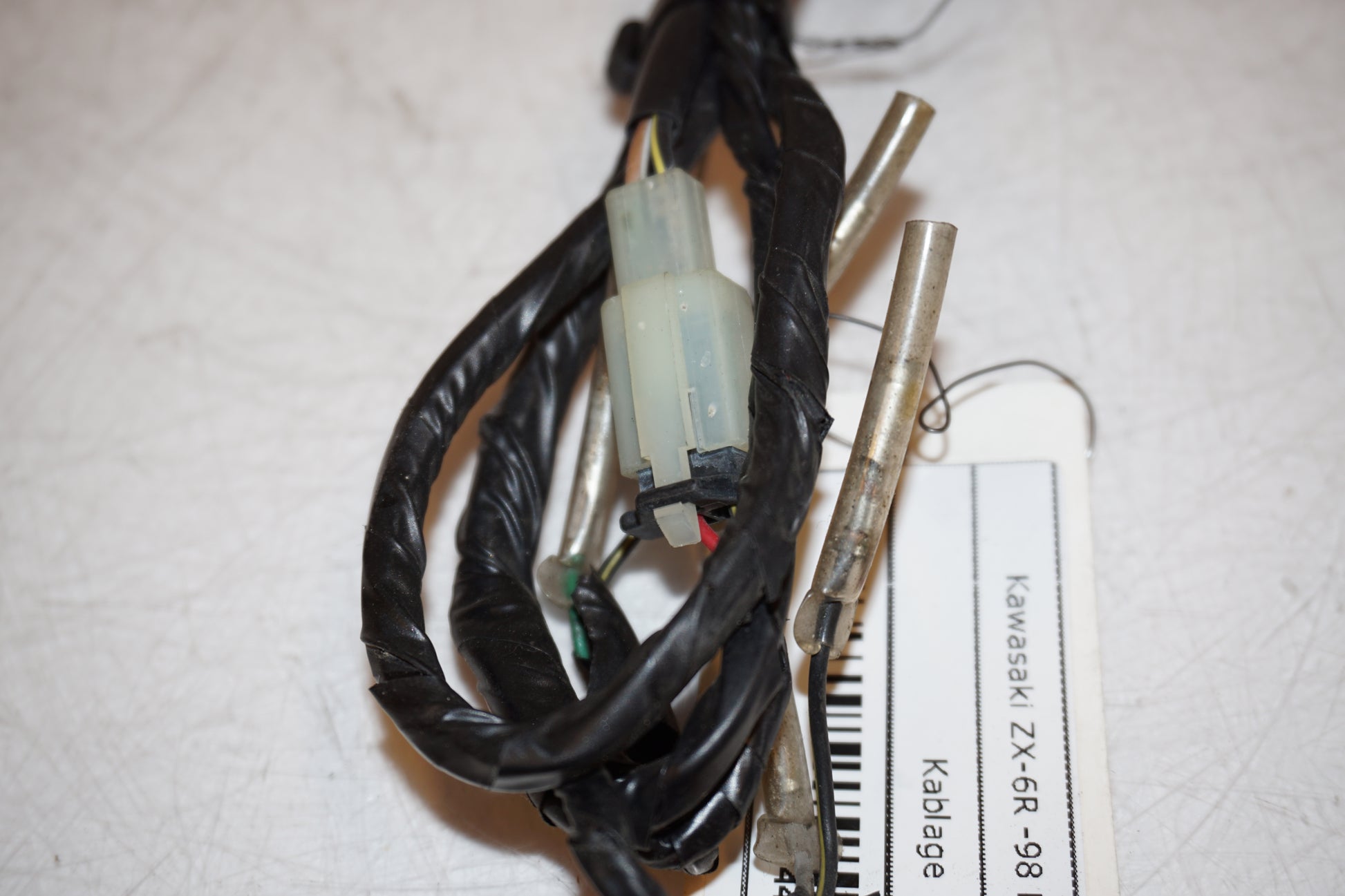 Snett nerifrån på Kablage från en Kawasaki ZX-6R -1998 motorcykel.