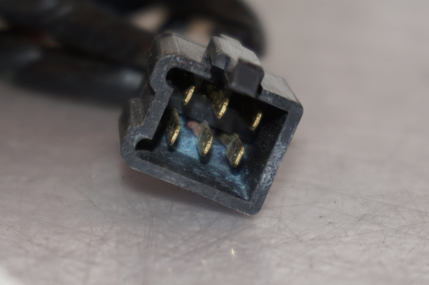 Snett uppifrån på Kablage från en Kawasaki ZX-6R -1999 motorcykel.