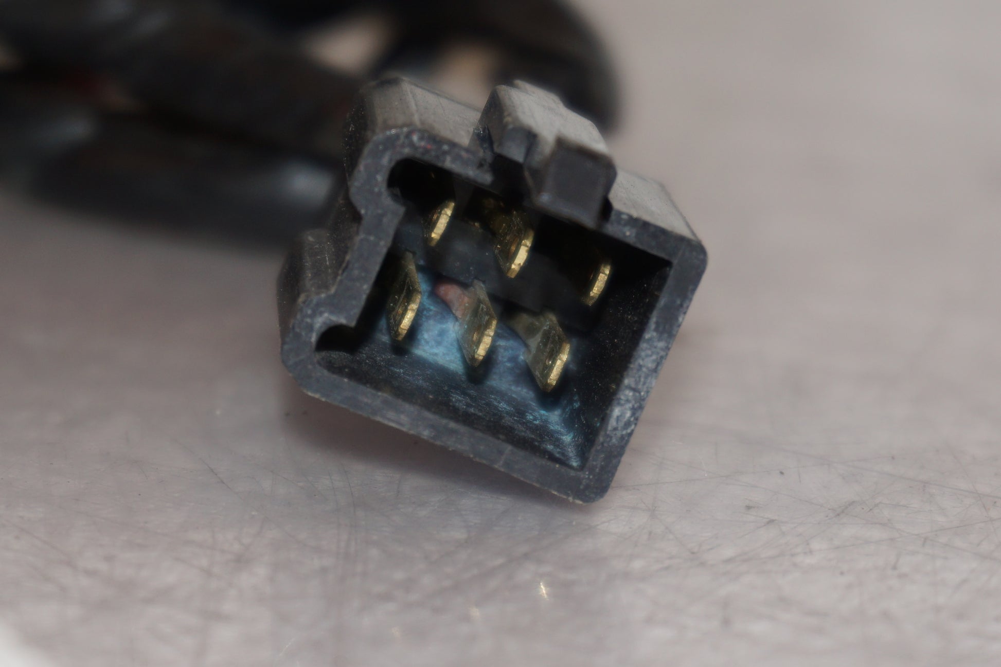 Snett uppifrån på Kablage från en Kawasaki ZX-6R -1999 motorcykel.