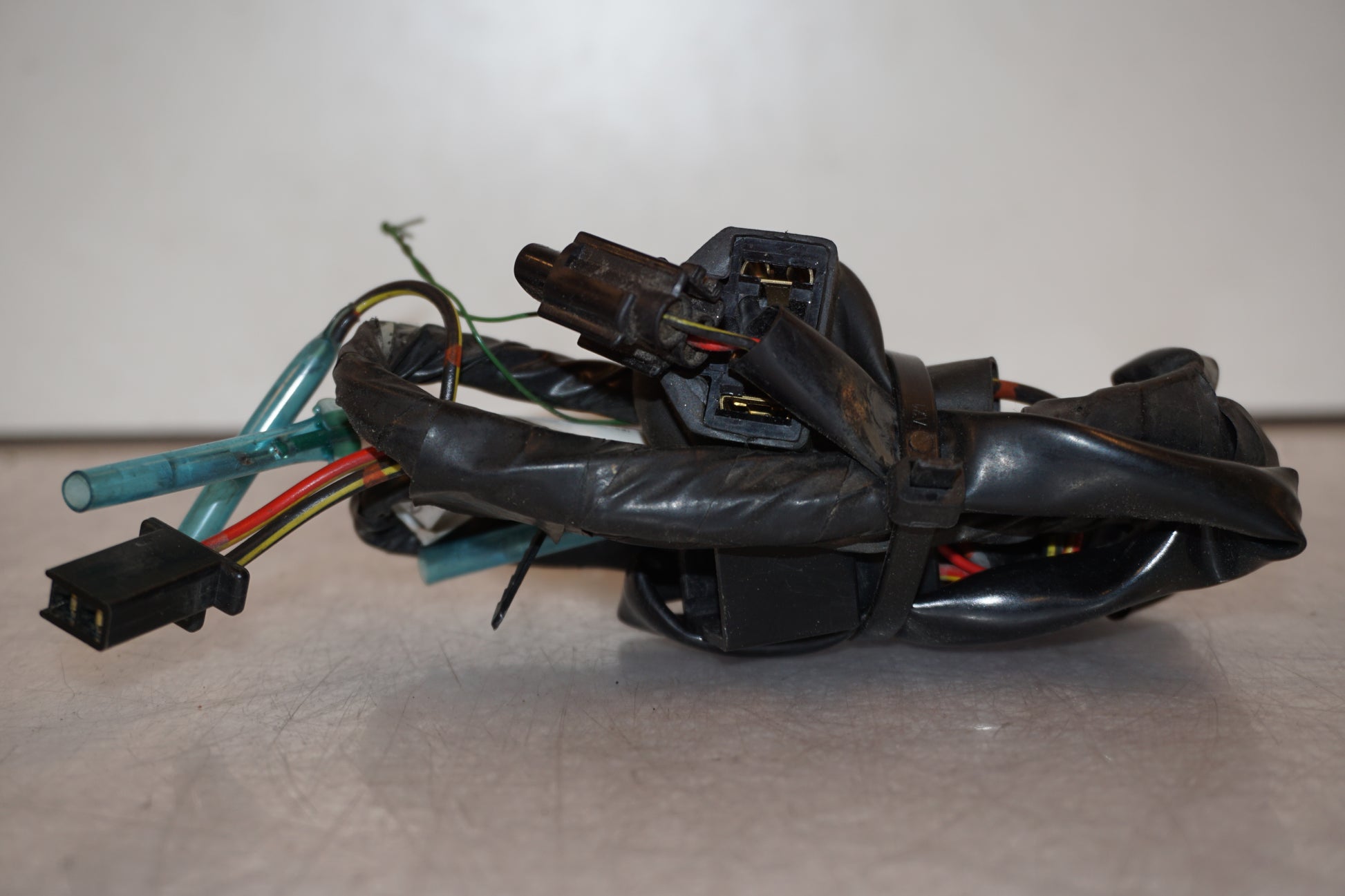 Vänster sida på Kablage från en Kawasaki ZX-7R -1996 motorcykel.