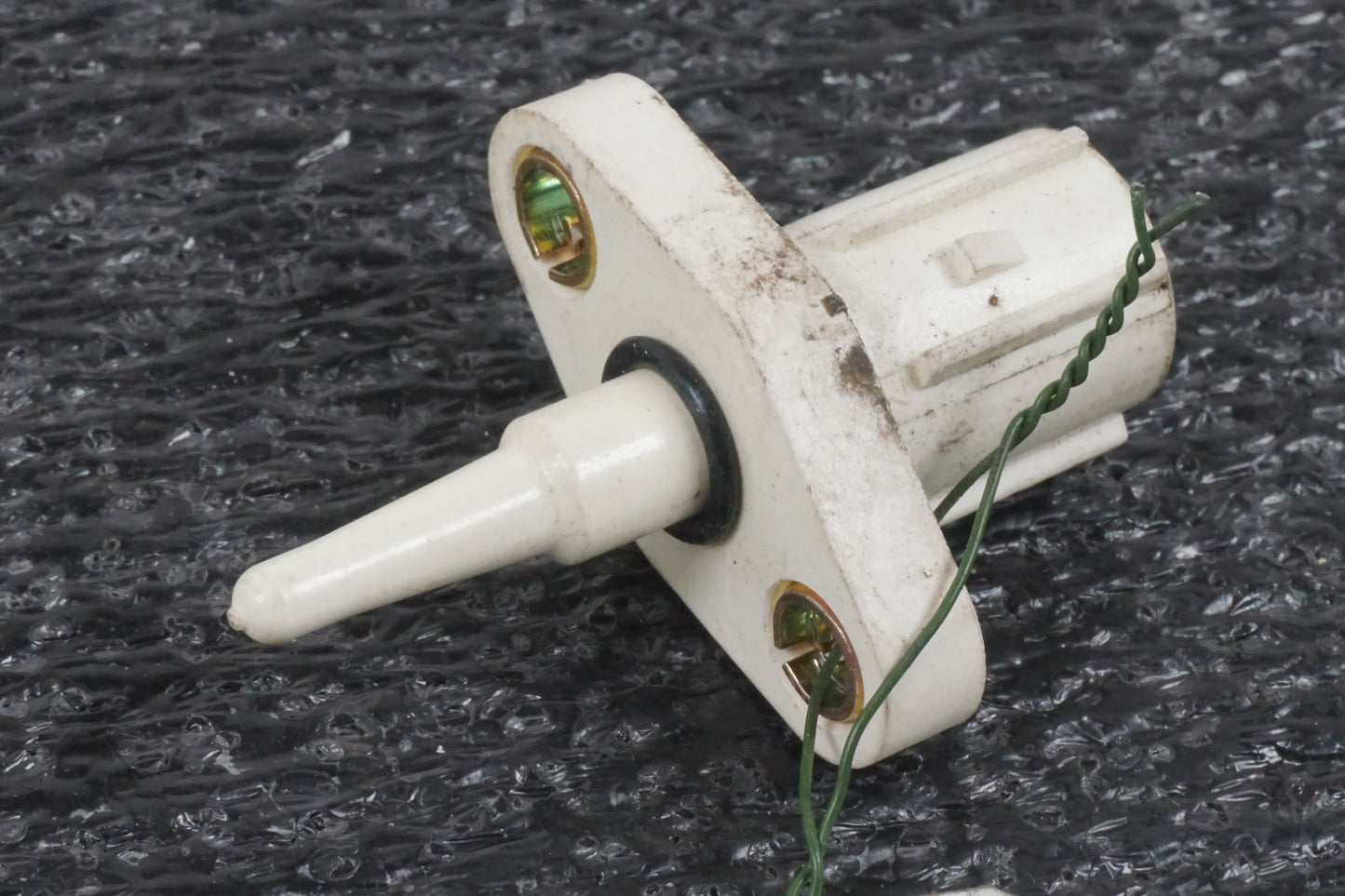 Framsidan på Luftburksensor från en Honda CBR 900 RR -2000 motorcykel.