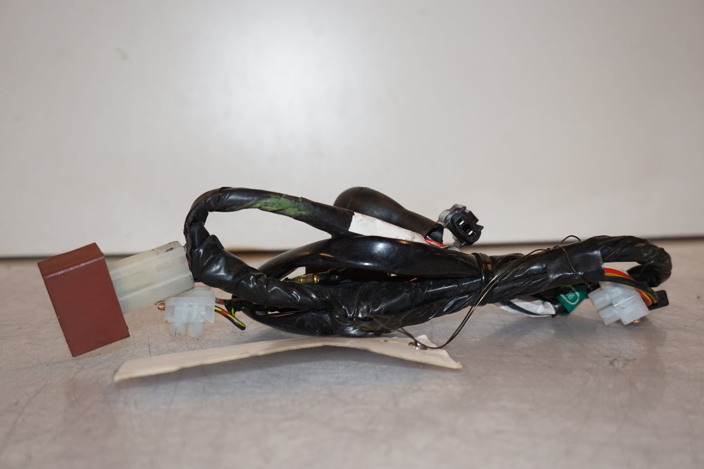 Snett uppifrån på Kablage från en Kawasaki ZX-7R -1996 motorcykel.