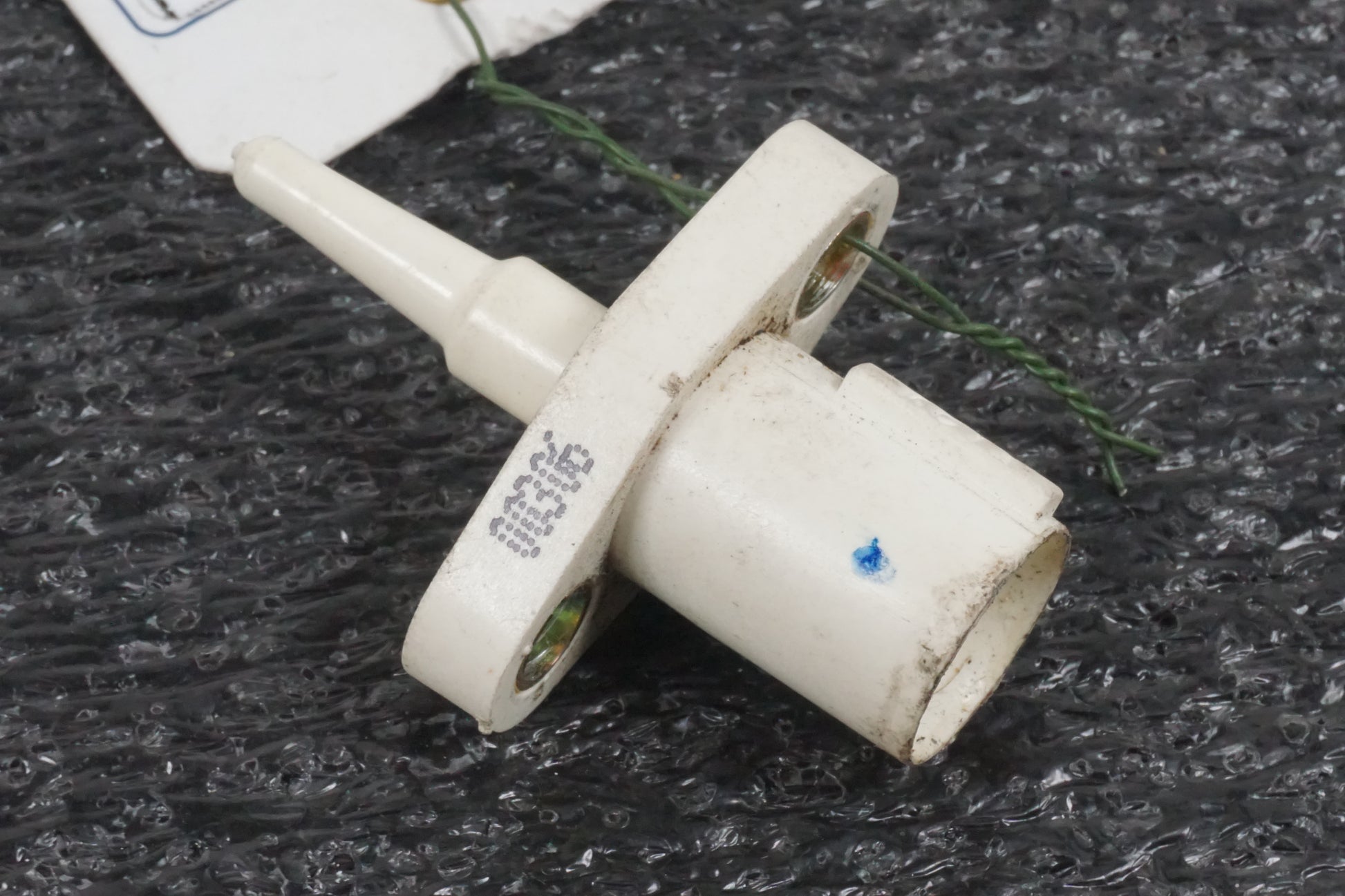 Baksidan på Luftburksensor från en Honda CBR 900 RR -2000 motorcykel.