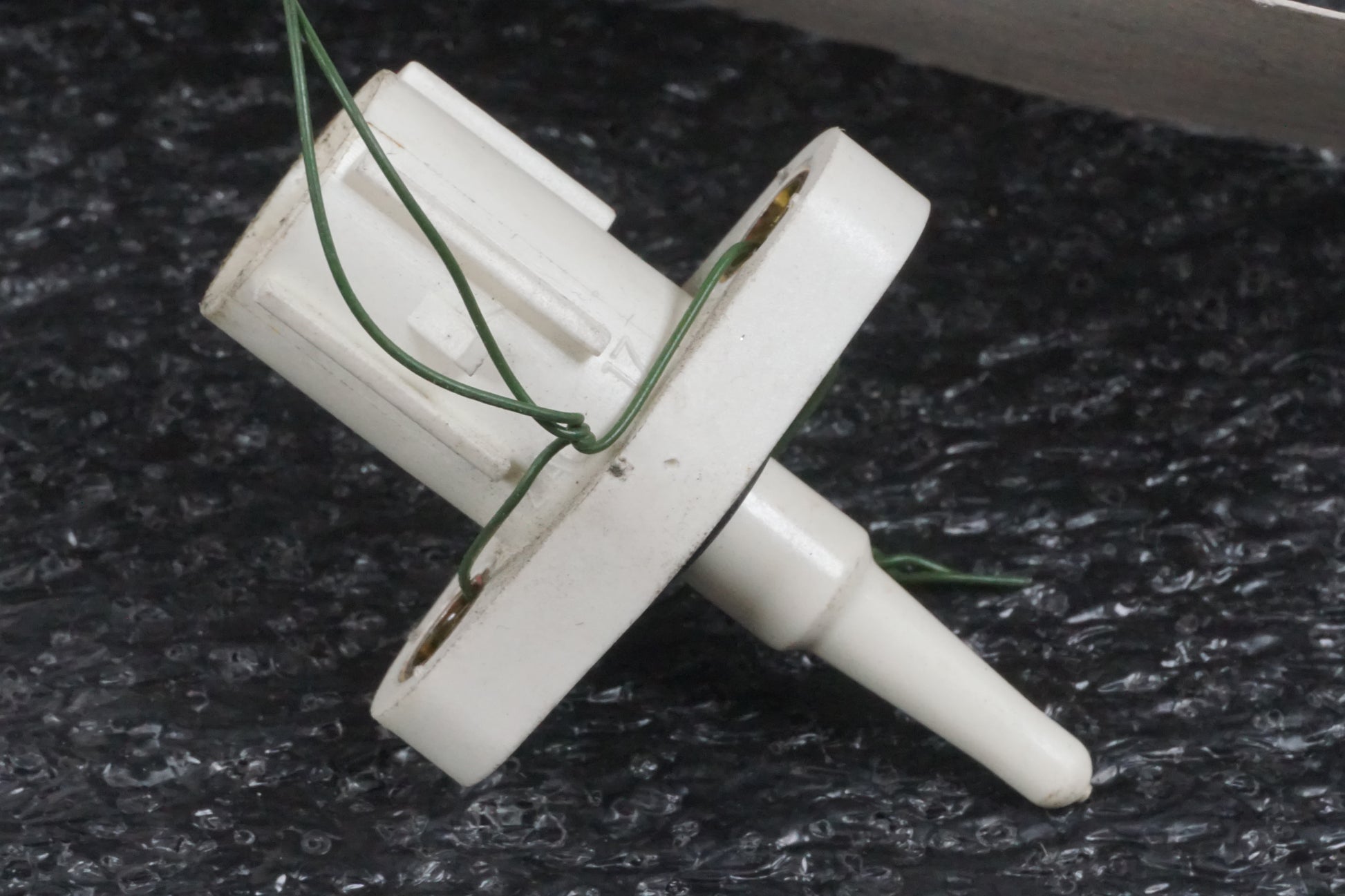 Framsidan på Luftburksensor från en Honda CBR 900 RR -2000 motorcykel.