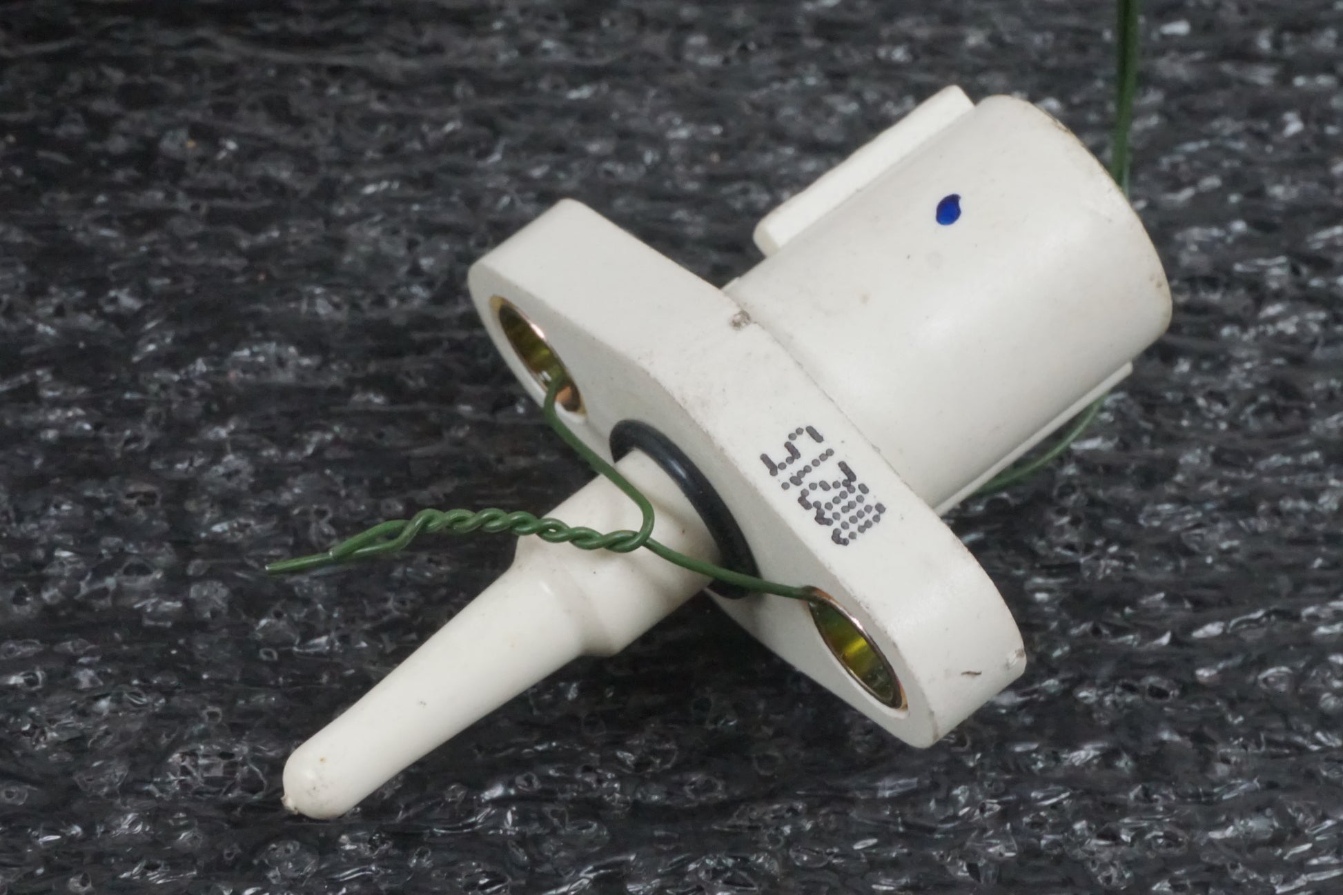 Baksidan på Luftburksensor från en Honda CBR 900 RR -2000 motorcykel.