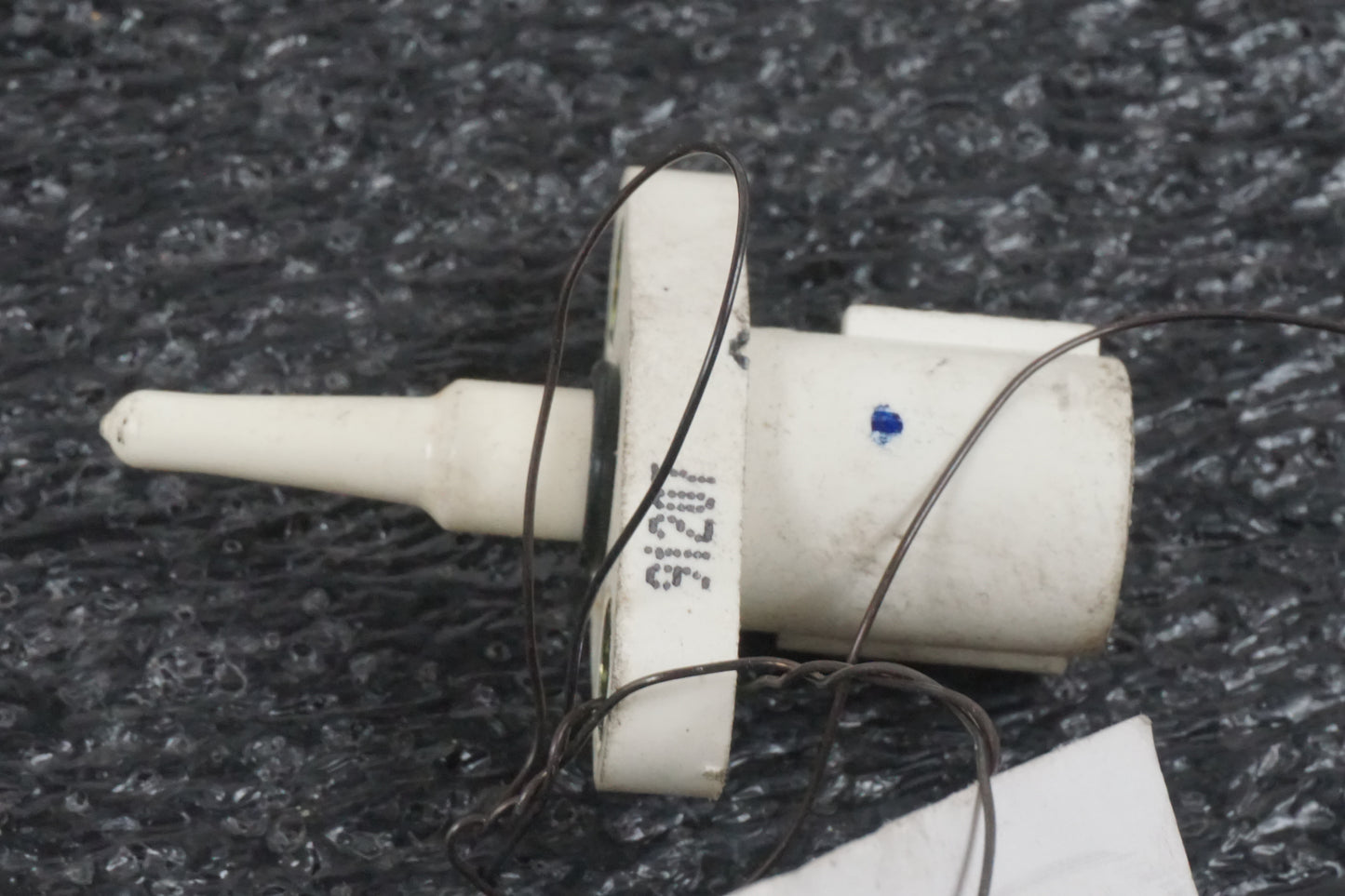 Baksidan på Luftburksensor från en Honda CBR 900 RR -2000 motorcykel.