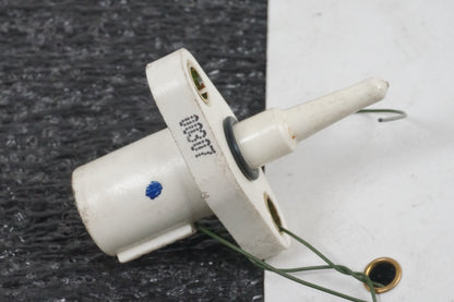 Framsidan på Luftburksensor från en Honda CBR 900 RR -2000 motorcykel.