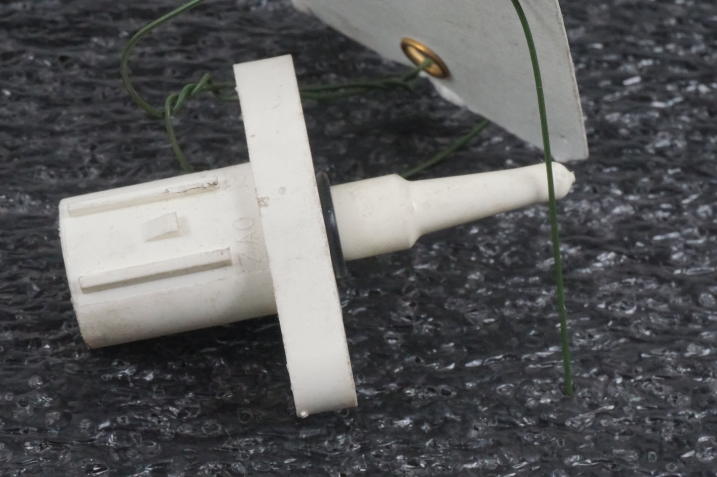 Baksidan på Luftburksensor från en Honda CBR 900 RR -2000 motorcykel.