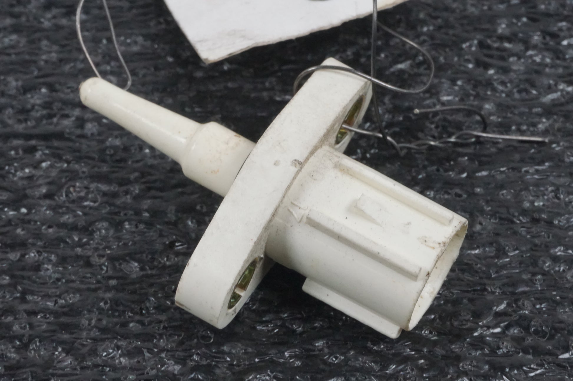 Baksidan på Luftburksensor från en Honda CBR 900 RR -2000 motorcykel.