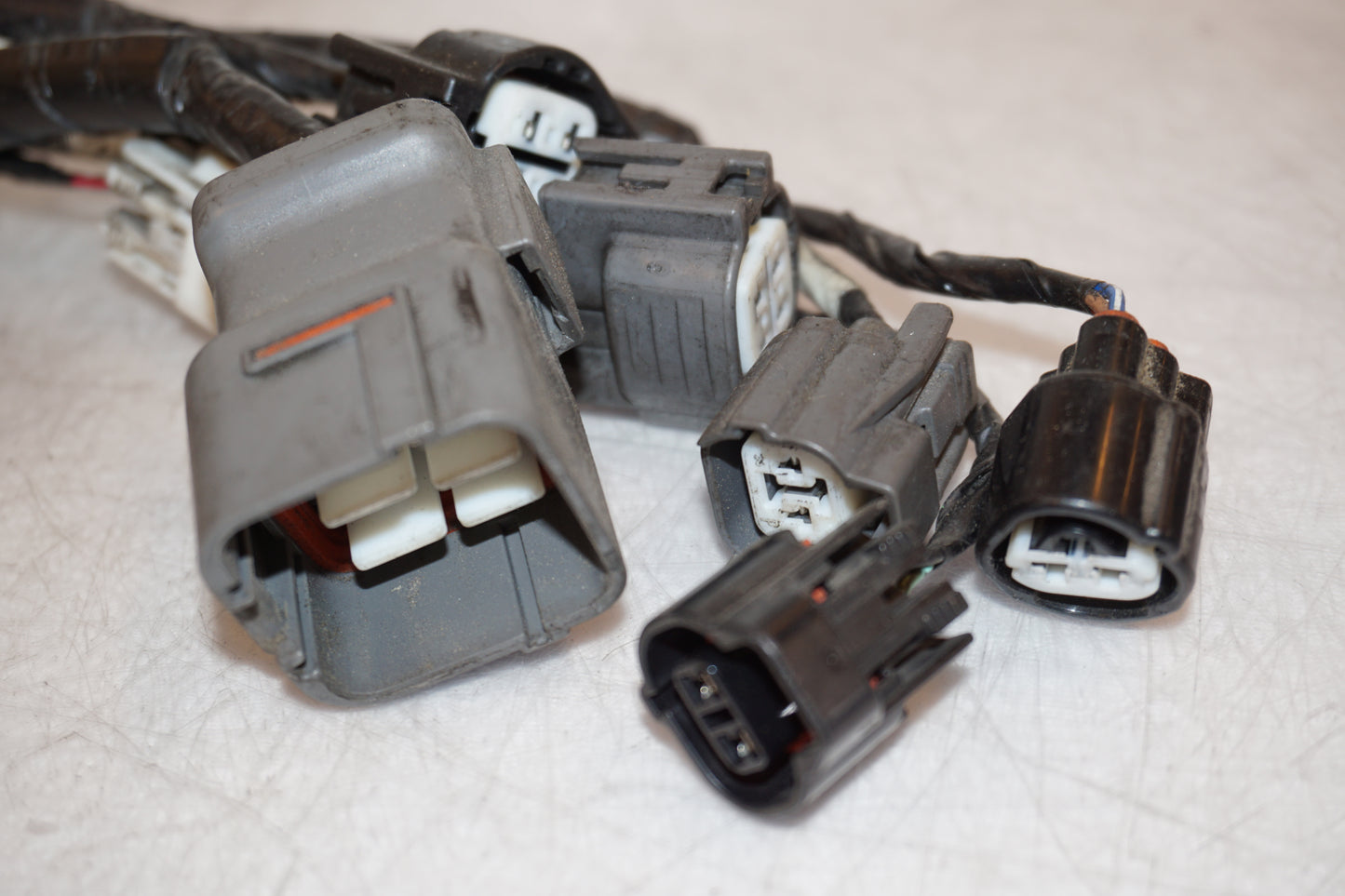 Snett nerifrån på Kablage från en Kawasaki GTR 1400 -2008 motorcykel.