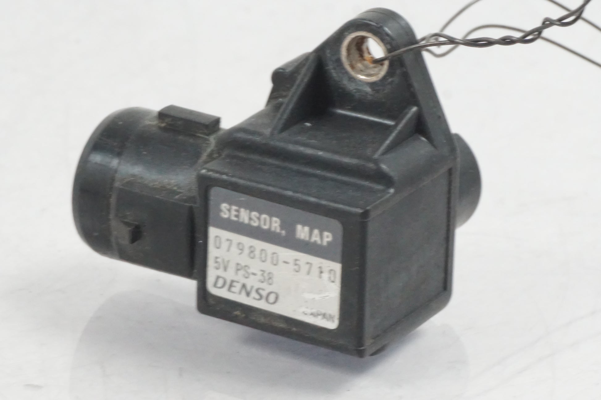 Framsidan på Mapsensor från en Honda VTX 1800 -2007 motorcykel.