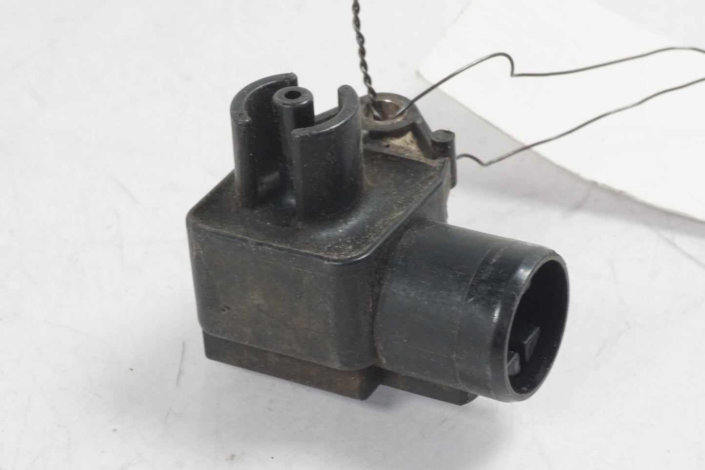 Baksidan på Mapsensor från en Honda CBR 900 RR -2000 motorcykel.