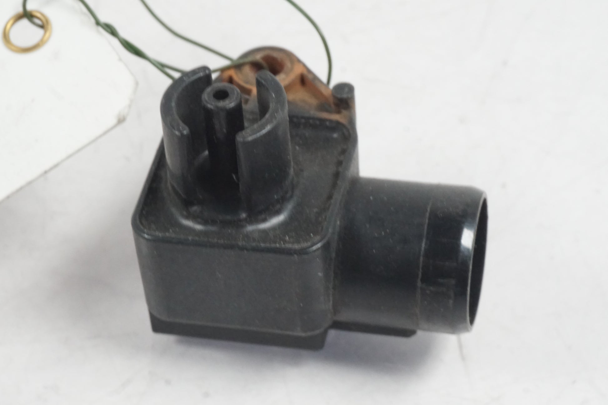 Baksidan på Mapsensor från en Honda CBR 900 RR -2000 motorcykel.