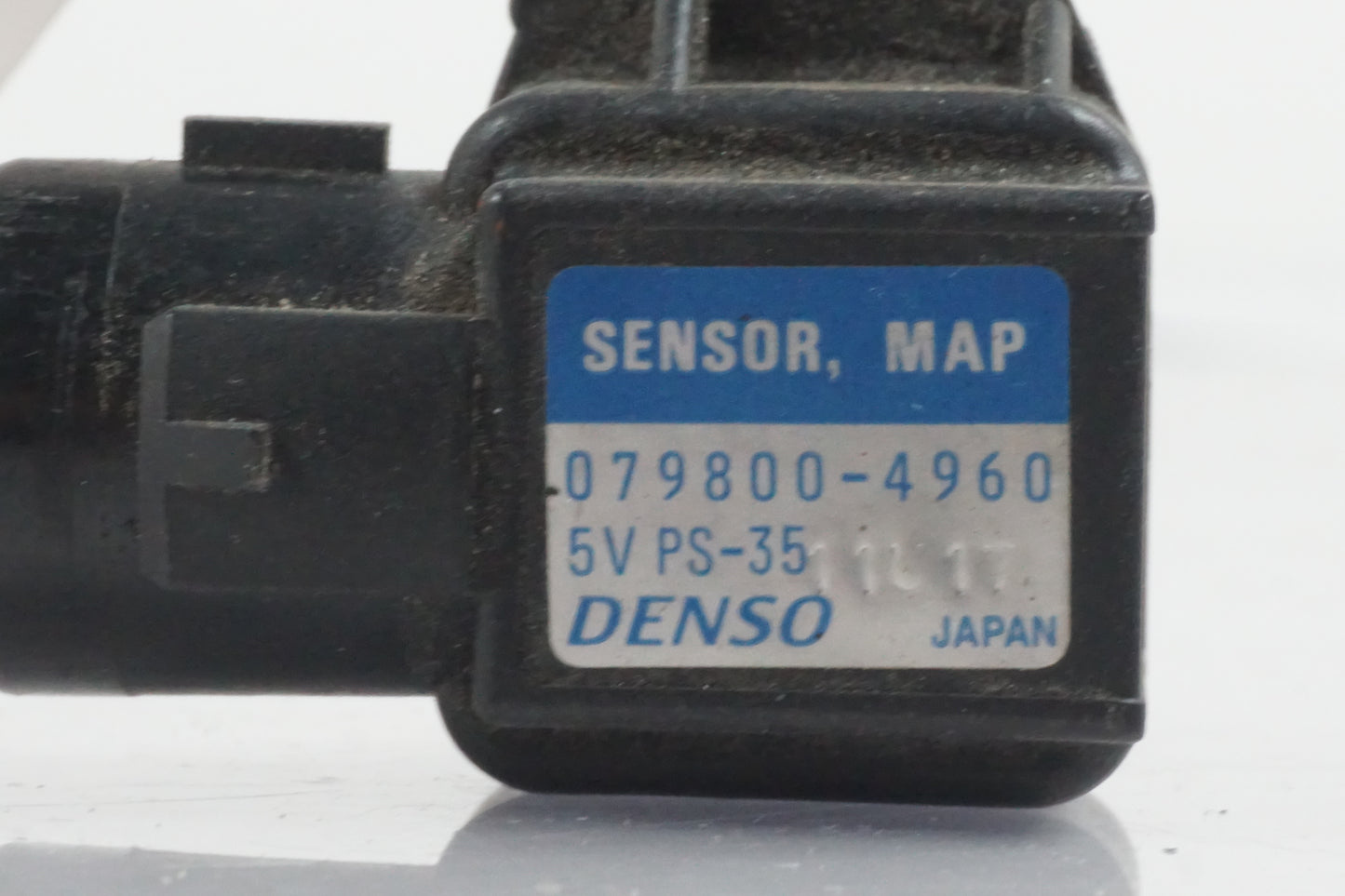 Baksidan på Luftsensor från en Honda CBR 1100 XX -2000 motorcykel.