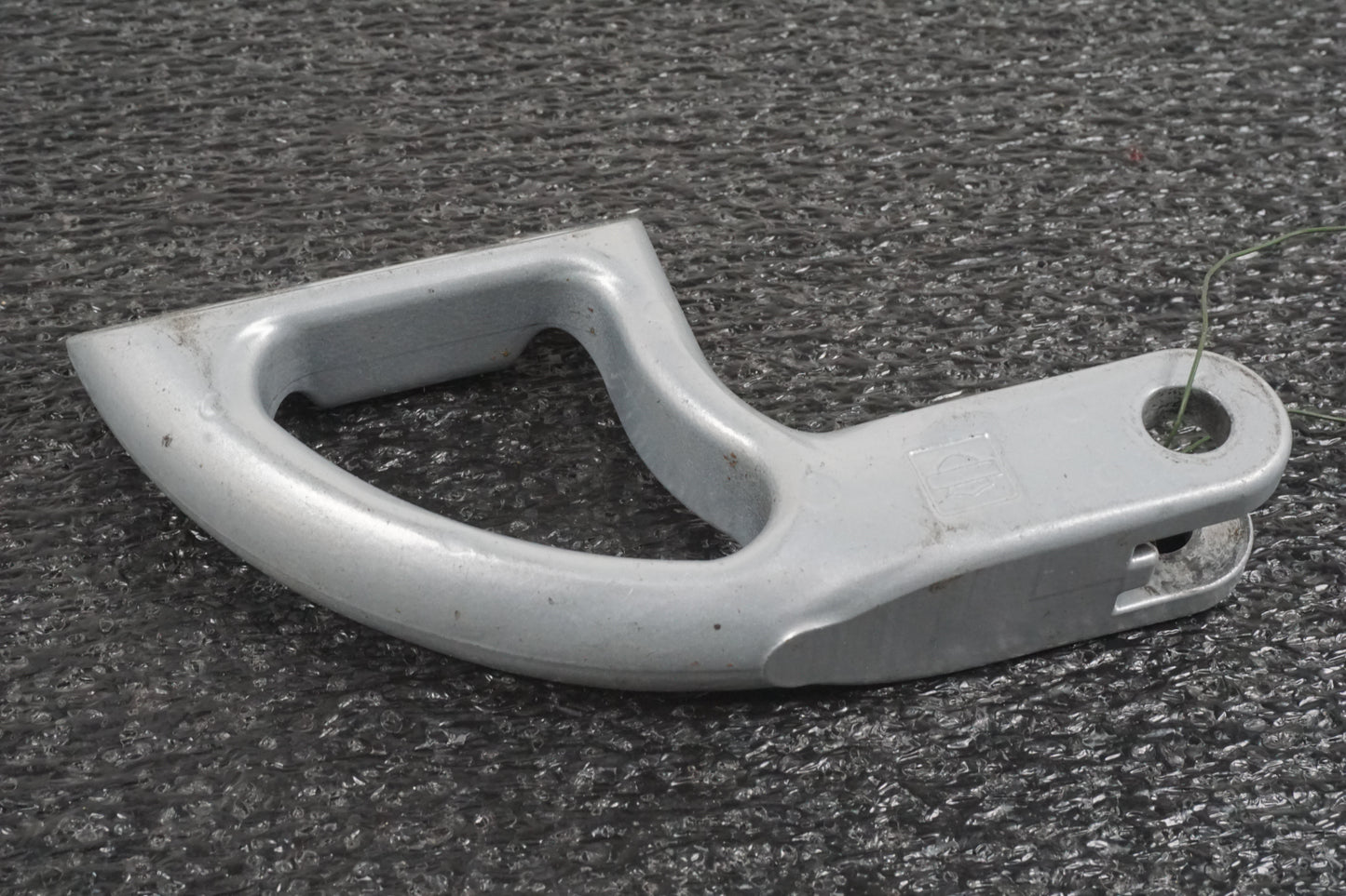 Baksidan på Fotpinnefäste från en H-D V-Rod 1130 -2002 motorcykel.