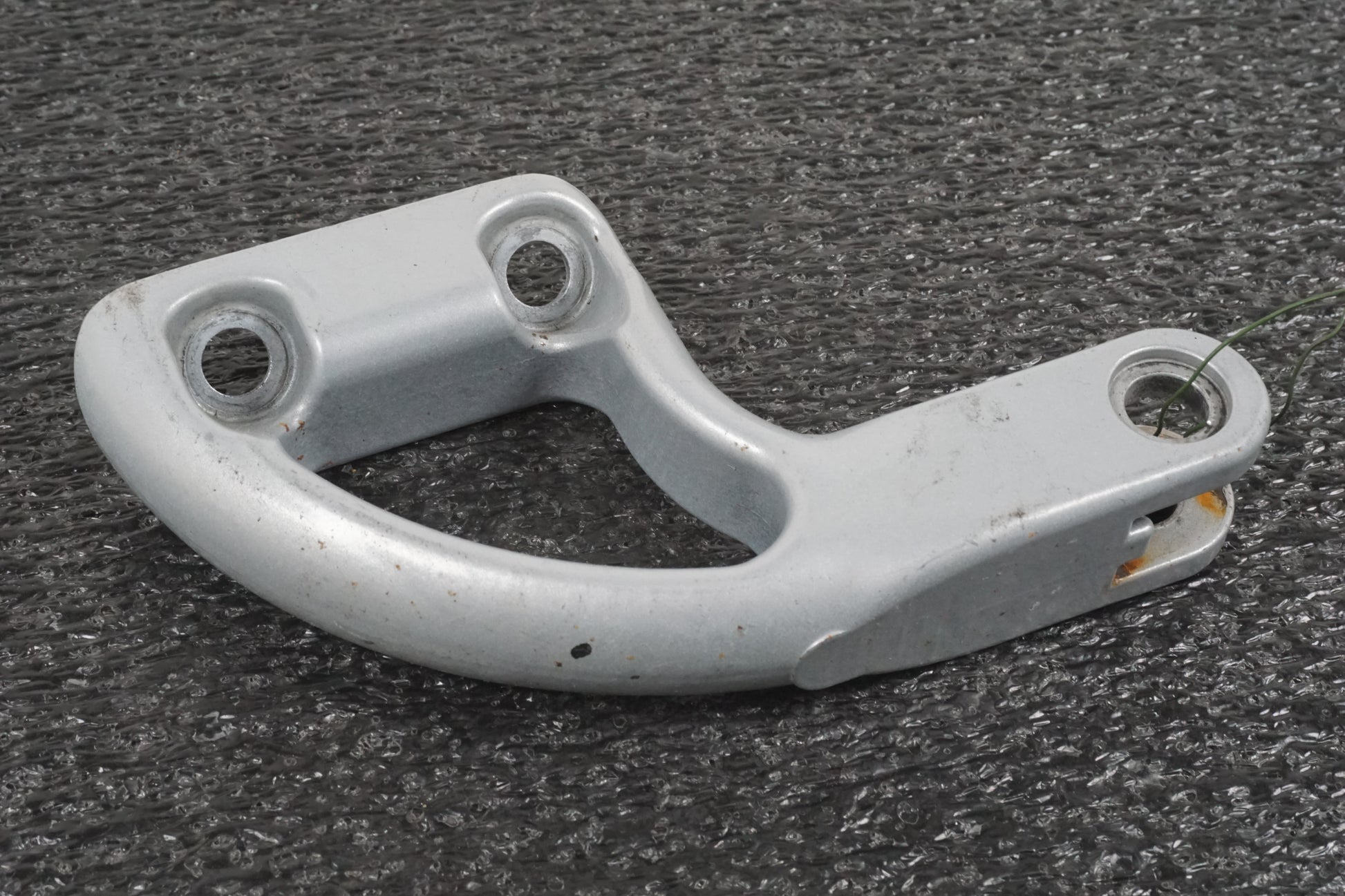 Framsidan på Fotpinnefäste från en H-D V-Rod 1130 -2002 motorcykel.