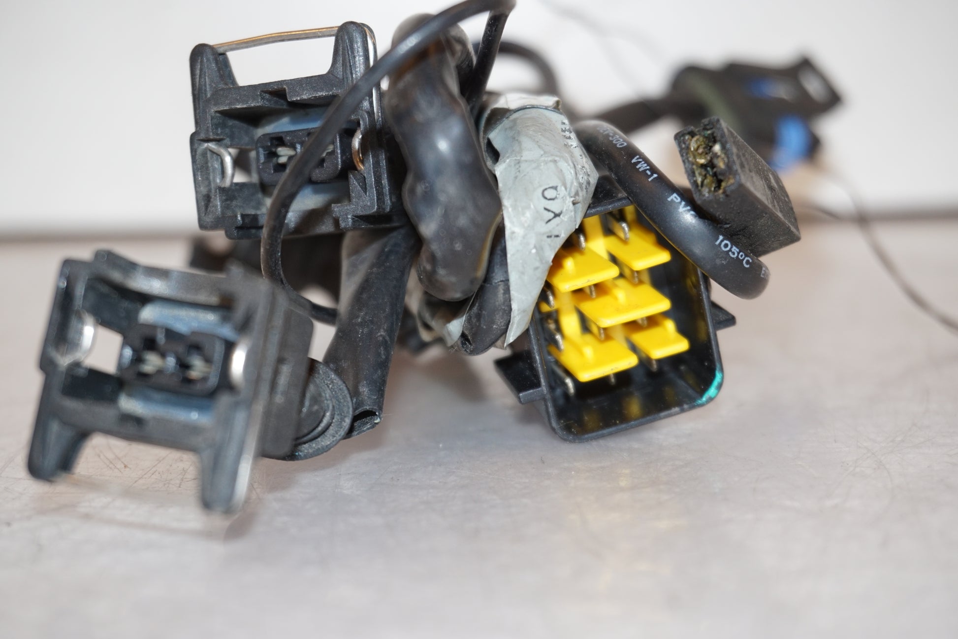 Snett uppifrån på Kablage från en Triumph Speed Triple -2005 motorcykel.