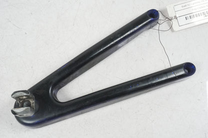 Framsidan på Fotpinnefäste från en Buell X1 Lightning -2002 motorcykel.